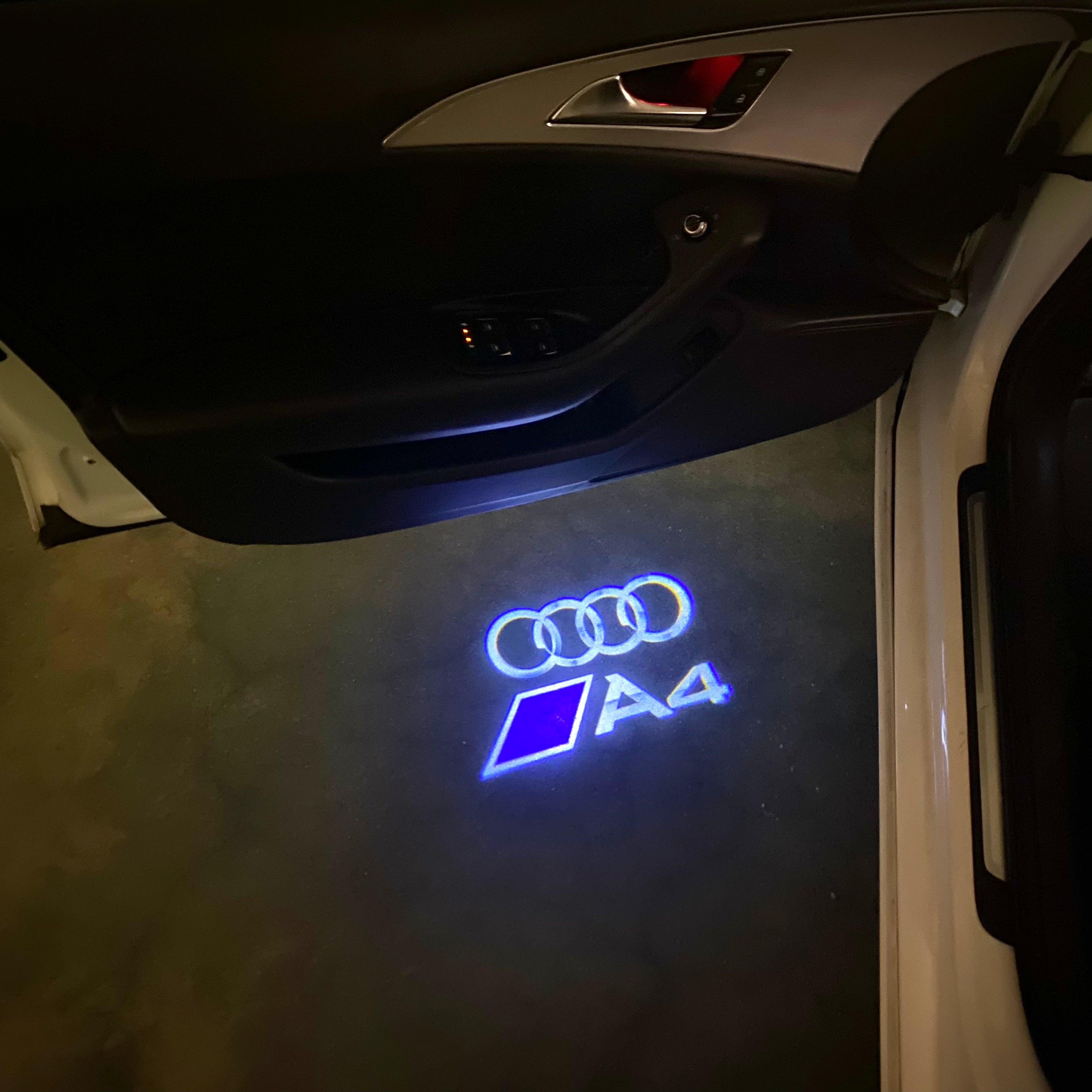 AUDI LOGO PROJECTOT LIGHTS Nr.120 (الكمية 1 = 2 Logo Films /2 أضواء الباب)