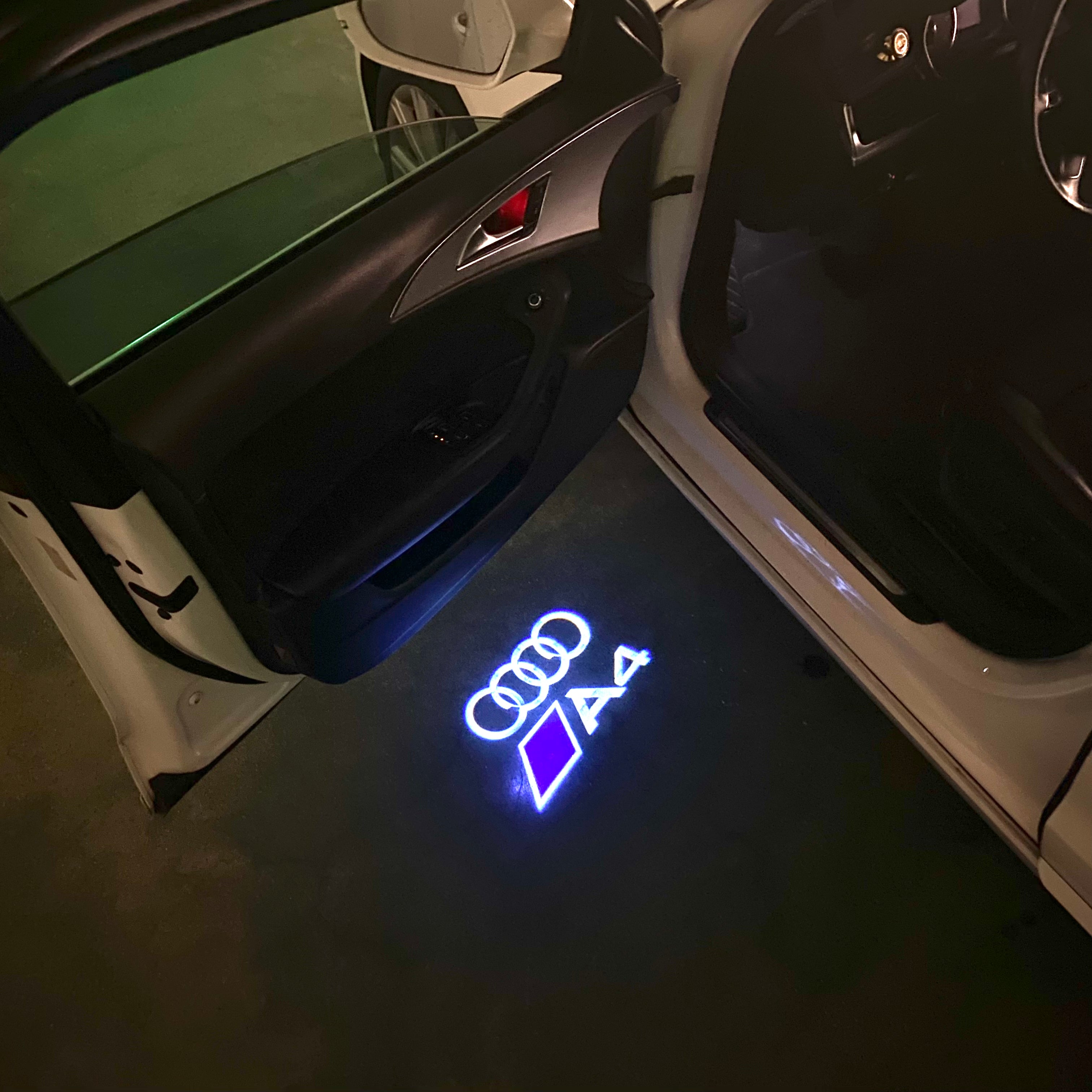 AUDI LOGO PROJECTOT LIGHTS Nr.120 (الكمية 1 = 2 Logo Films /2 أضواء الباب)