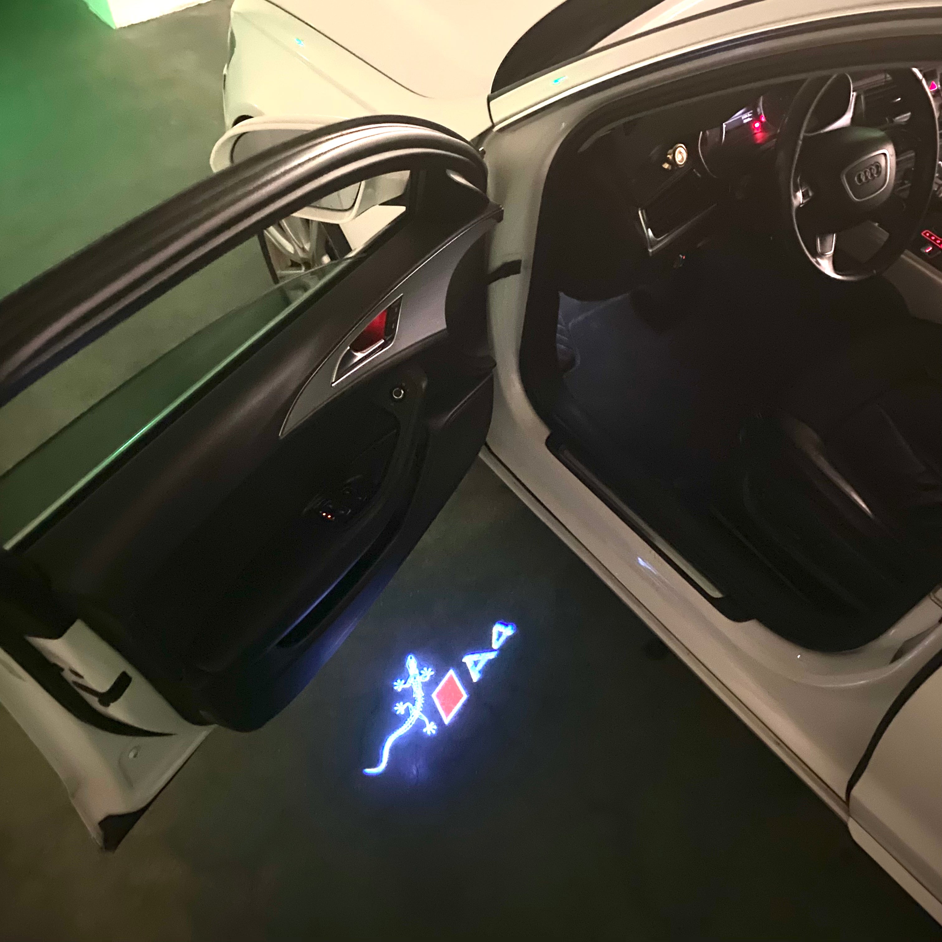AUDI LOGO PROJECTOT LIGHTS Nr.120 (الكمية 1 = 2 Logo Films /2 أضواء الباب)