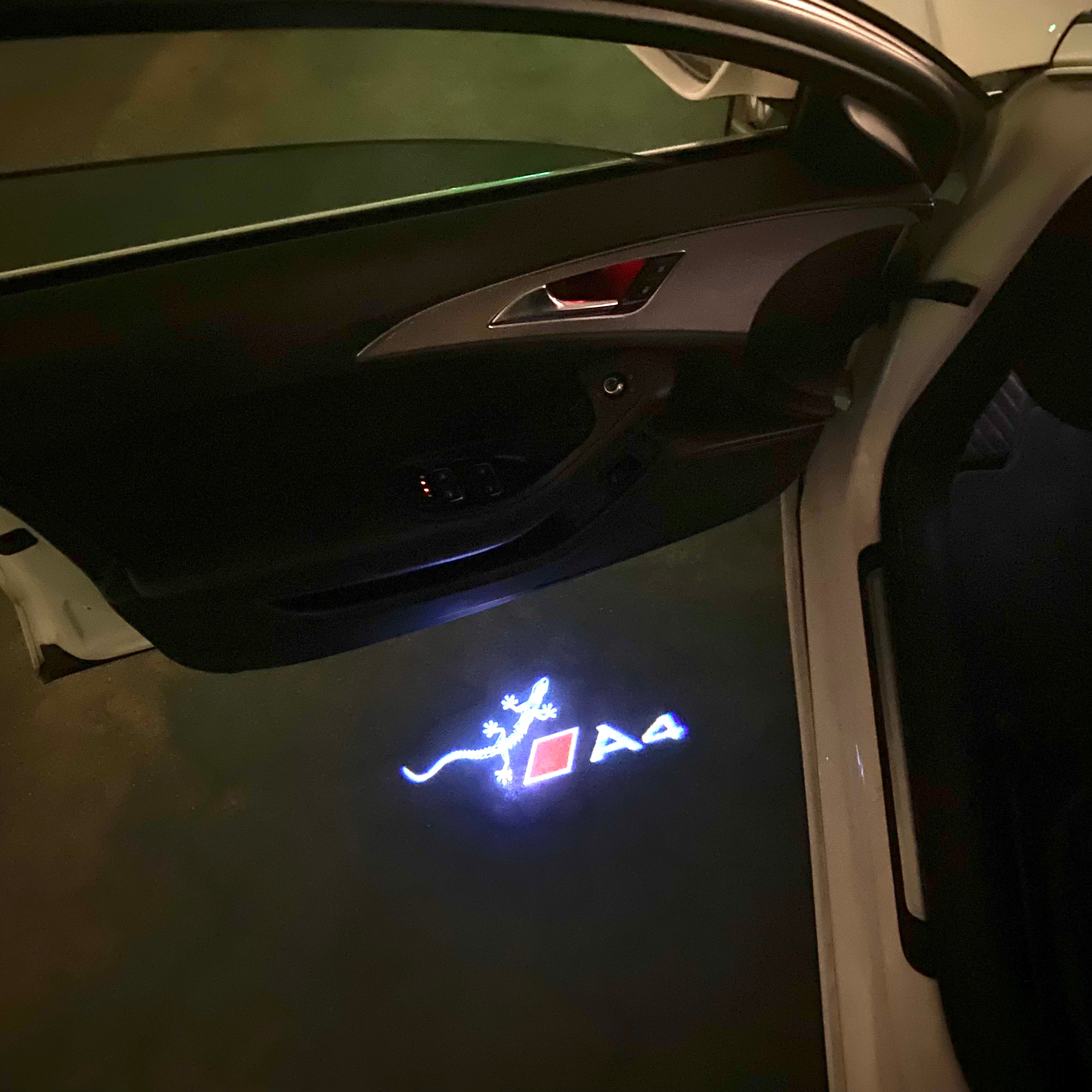 AUDI LOGO PROJECTOT LIGHTS Nr.120 (الكمية 1 = 2 Logo Films /2 أضواء الباب)