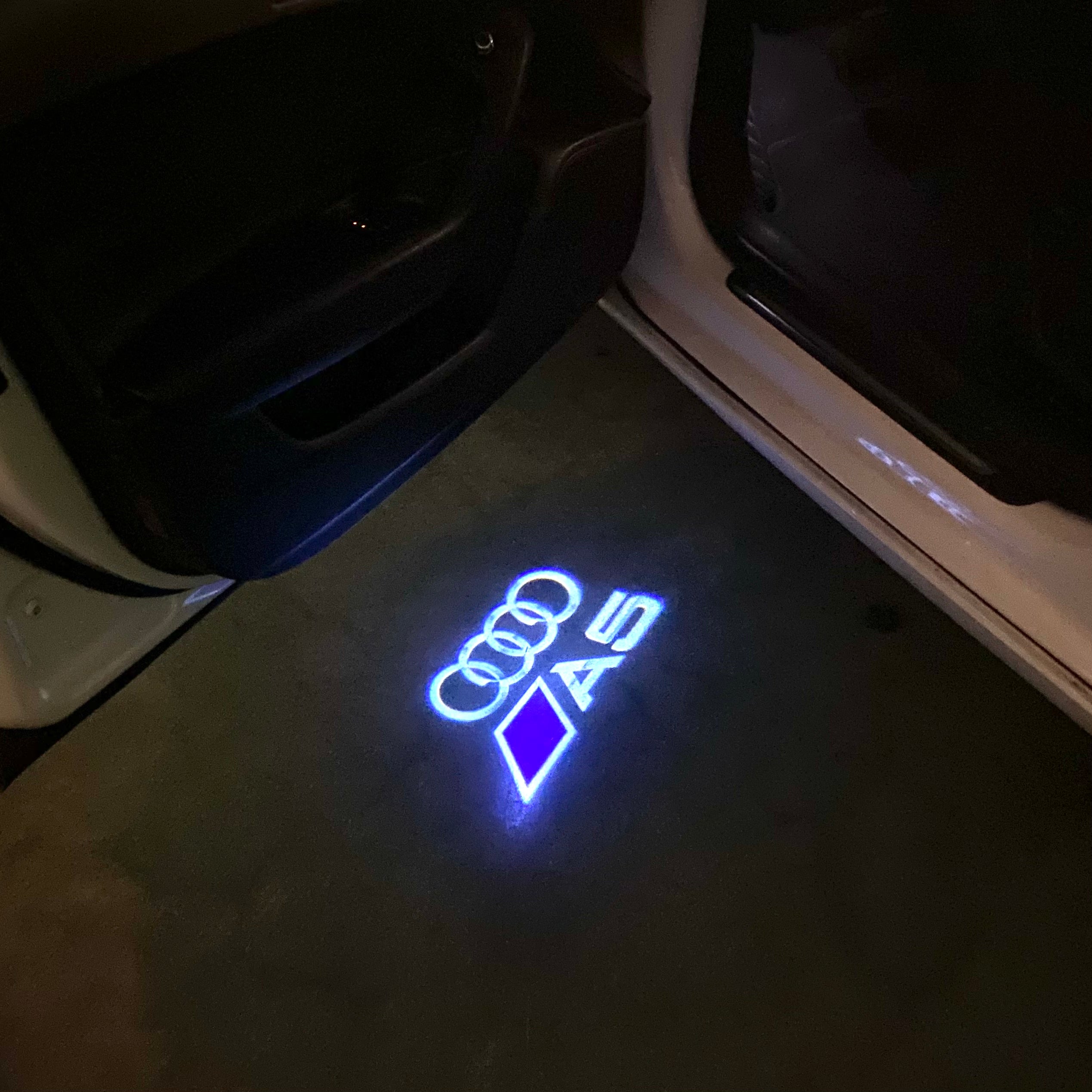 AUDI LOGO PROJECTOT LIGHTS Nr.120 (الكمية 1 = 2 Logo Films /2 أضواء الباب)