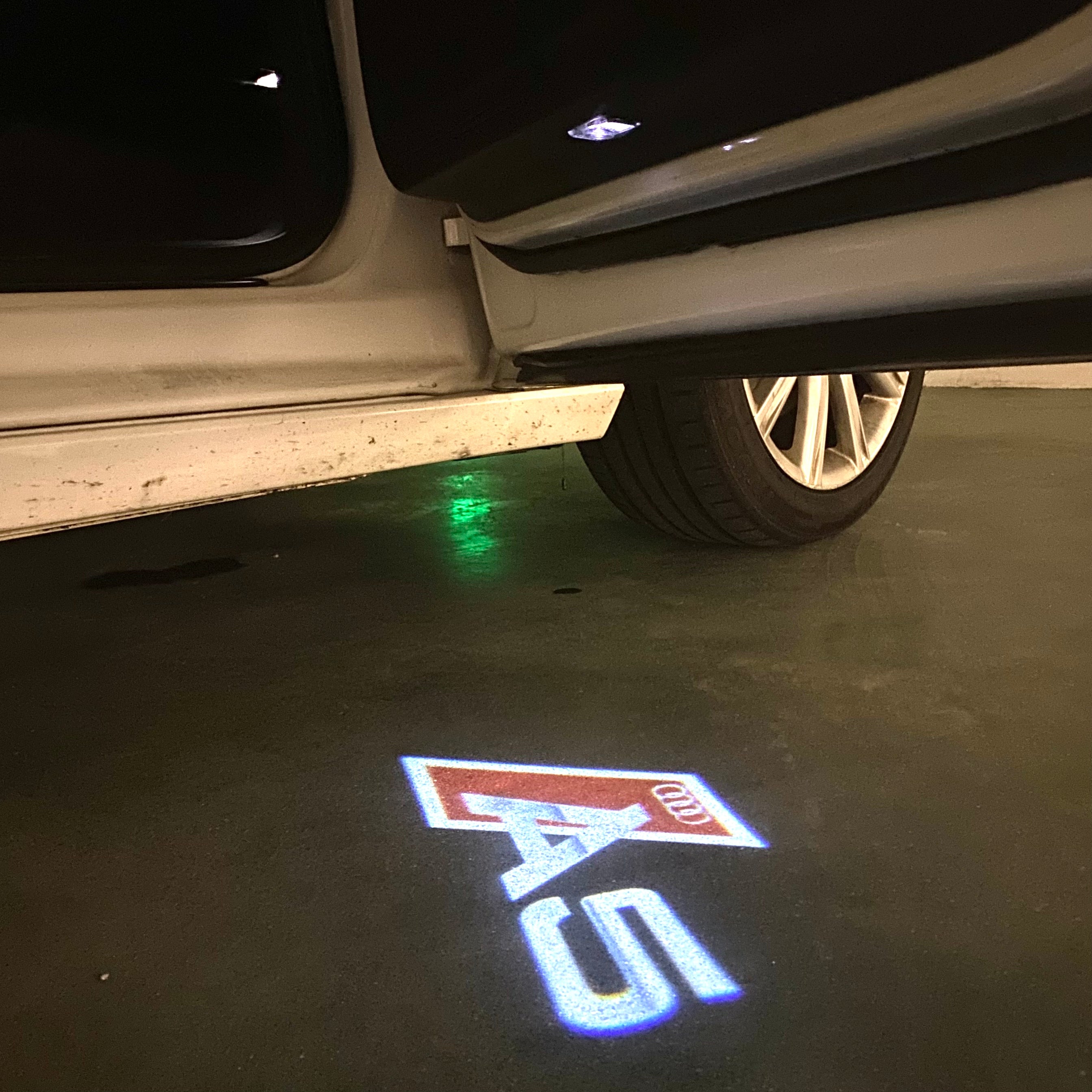 AUDI LOGO PROJECTOT LIGHTS Nr.120 (الكمية 1 = 2 Logo Films /2 أضواء الباب)