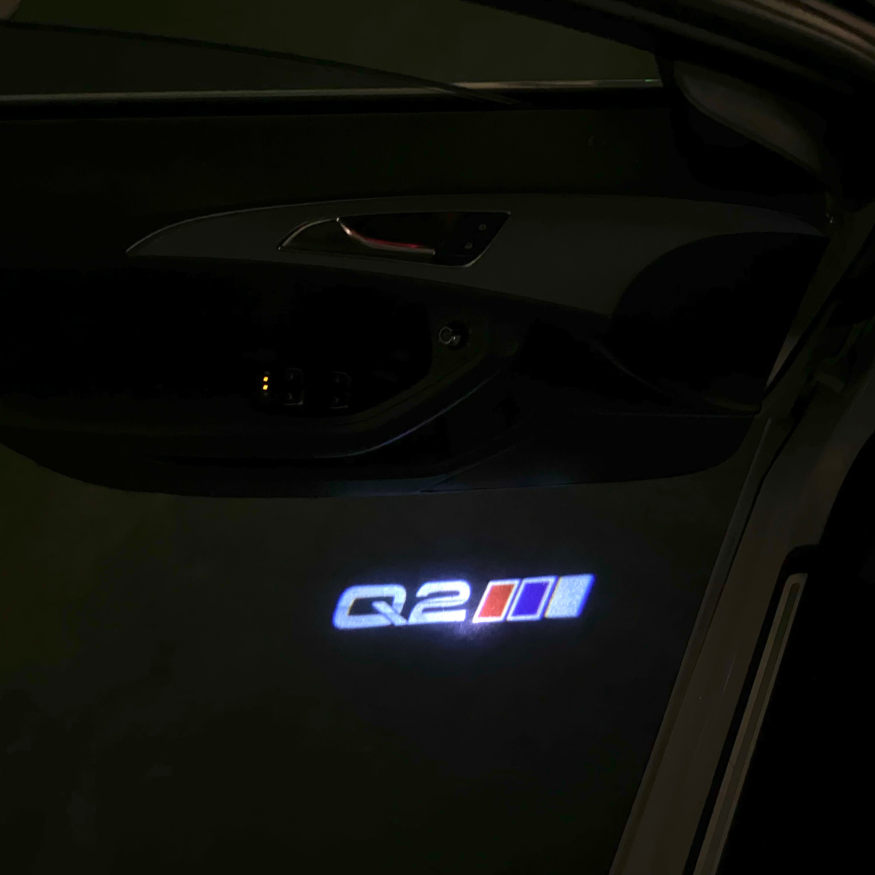 AUDI LOGO PROJECTOT LIGHTS Nr.120 (الكمية 1 = 2 Logo Films /2 أضواء الباب)