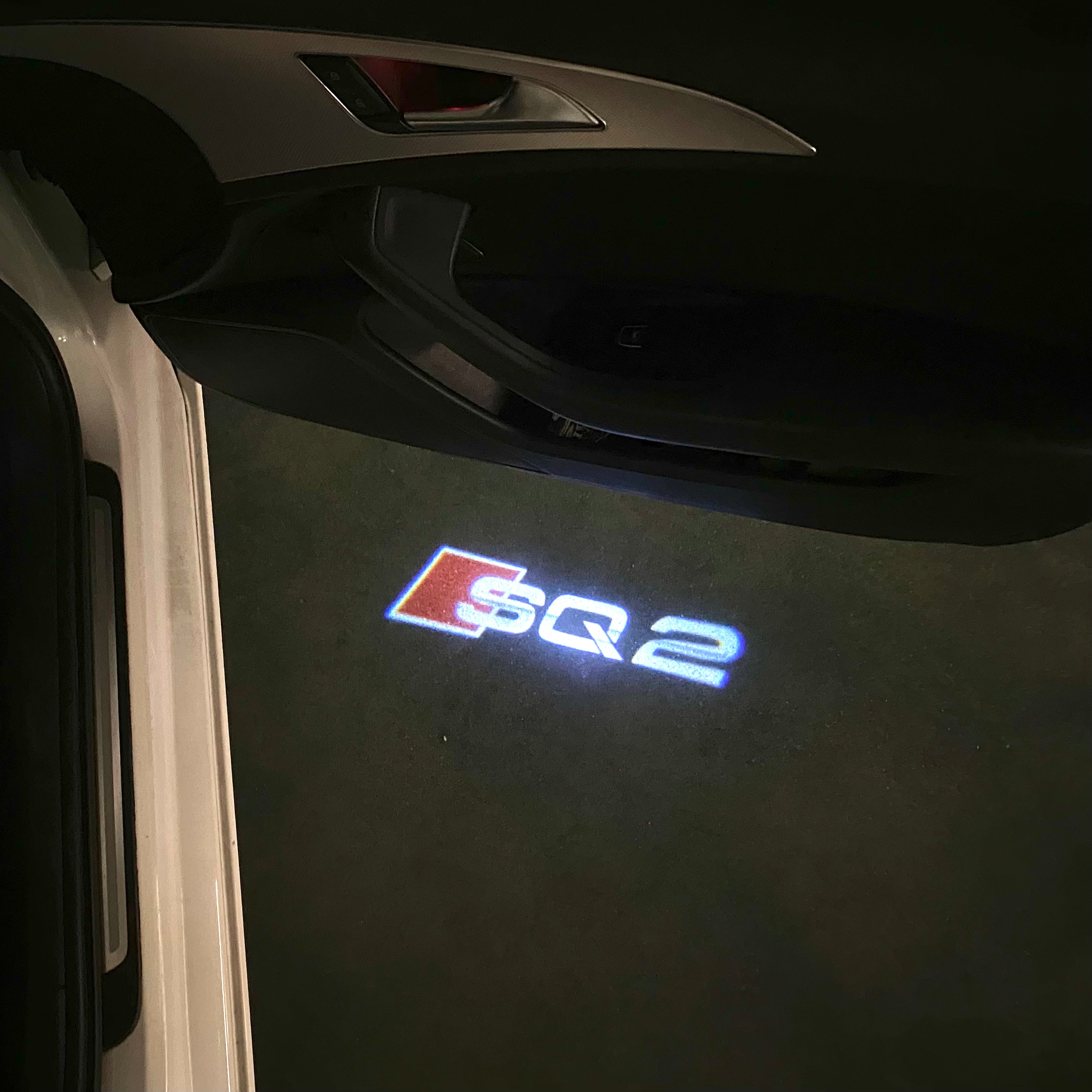 AUDI LOGO PROJECTOT LIGHTS Nr.120 (الكمية 1 = 2 Logo Films /2 أضواء الباب)