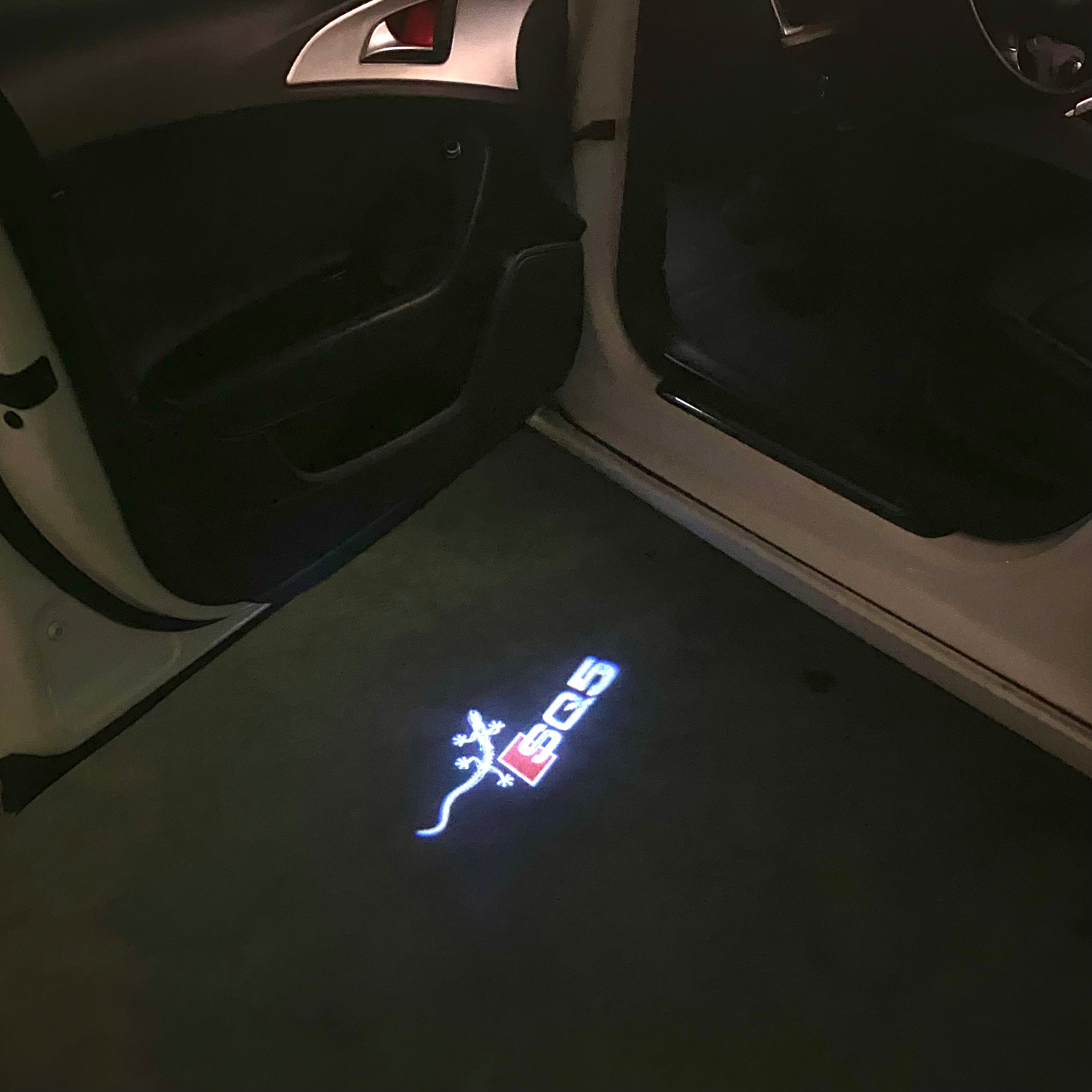 AUDI LOGO PROJECTOT LIGHTS Nr.120 (الكمية 1 = 2 Logo Films /2 أضواء الباب)
