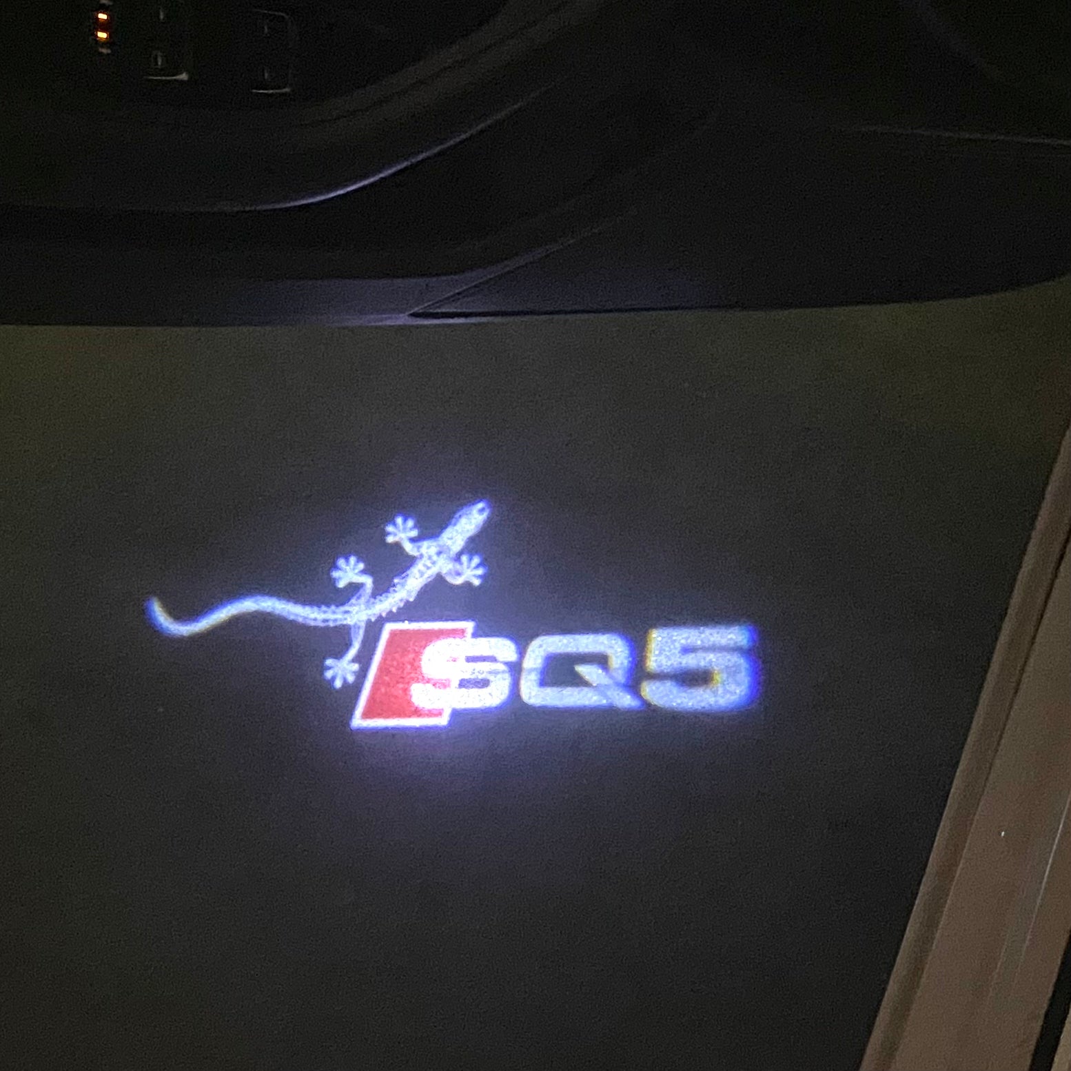 AUDI LOGO PROJECTOT LIGHTS Nr.120 (الكمية 1 = 2 Logo Films /2 أضواء الباب)