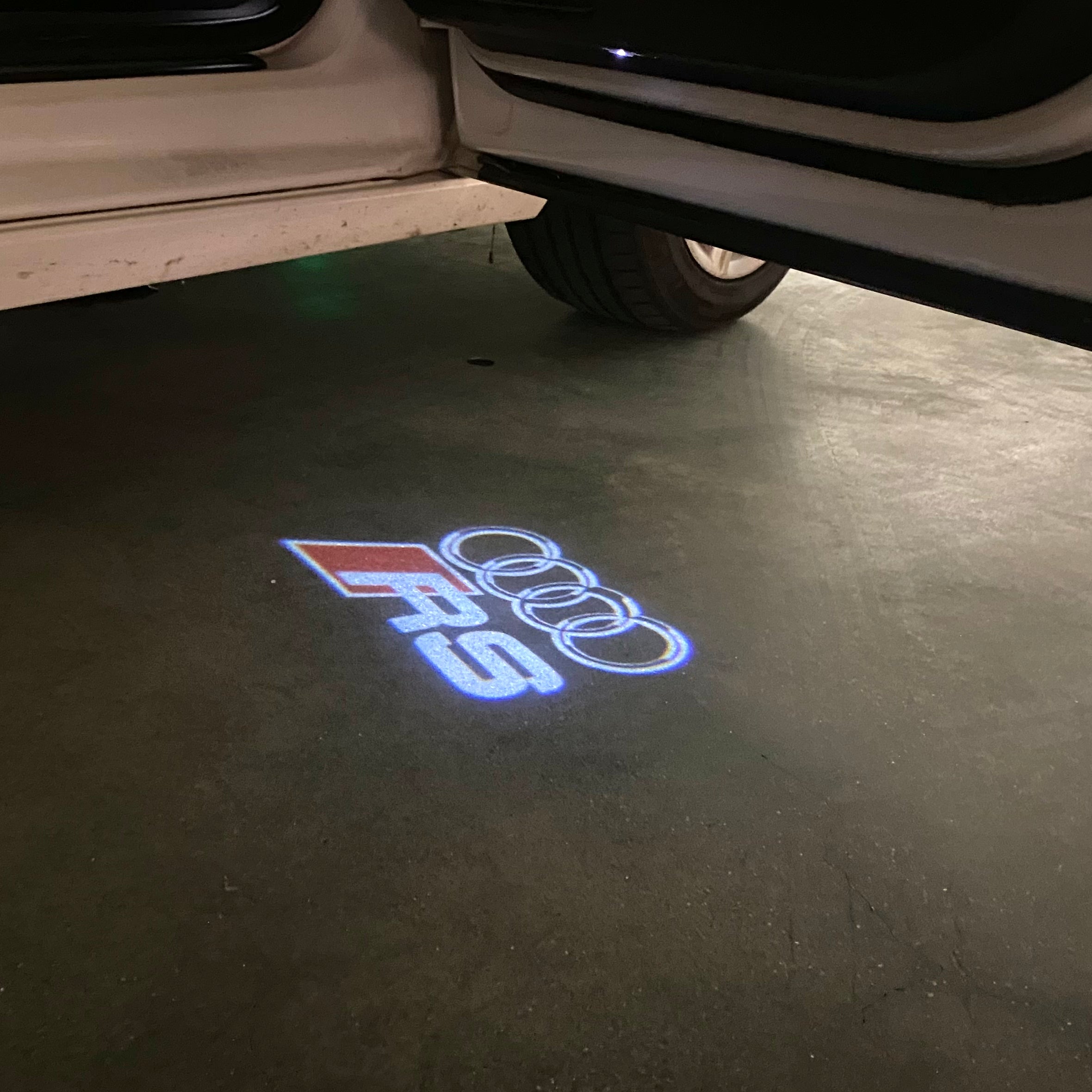 AUDI LOGO PROJECTOT LIGHTS Nr.120 (الكمية 1 = 2 Logo Films /2 أضواء الباب)