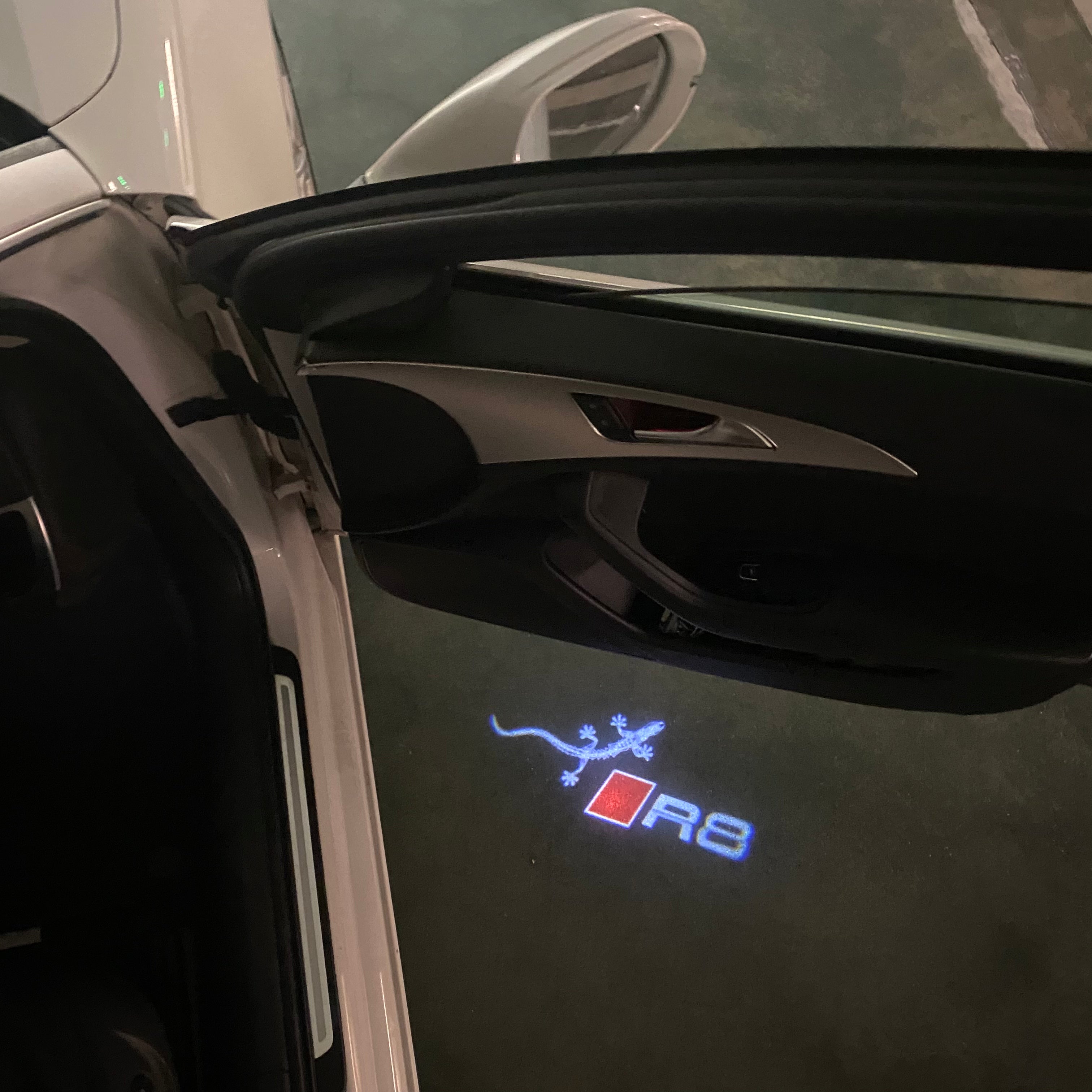 AUDI LOGO PROJECTOT LIGHTS Nr.120 (الكمية 1 = 2 Logo Films /2 أضواء الباب)