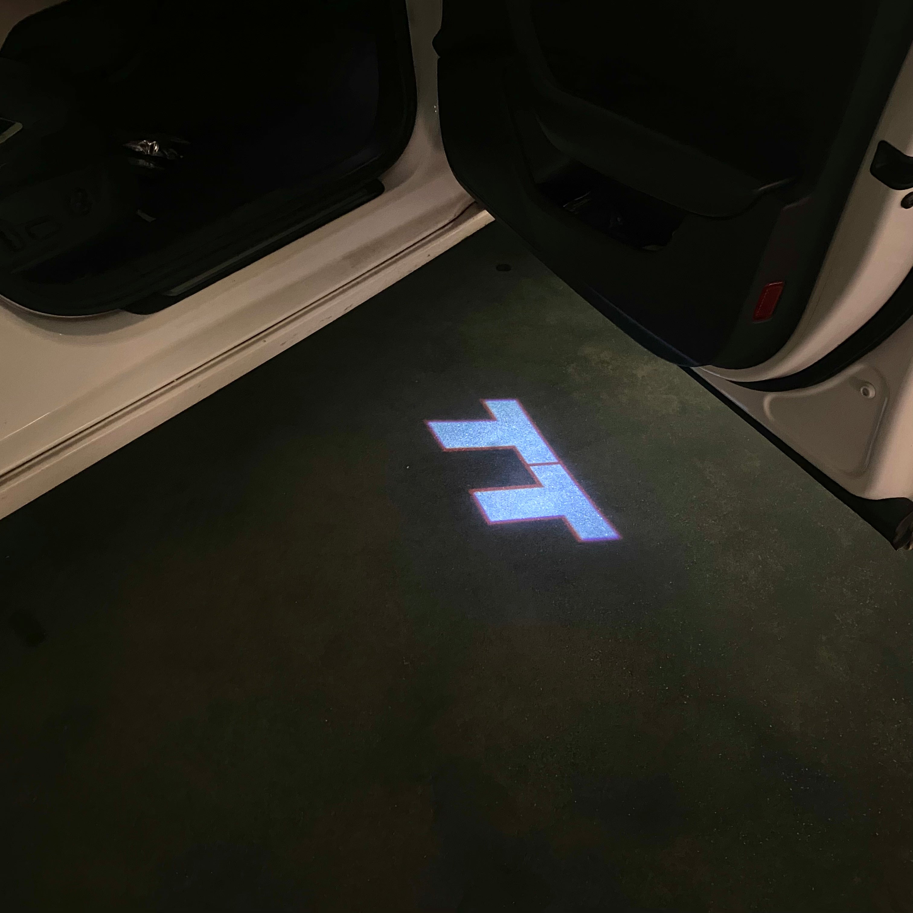 AUDI LOGO PROJECTOT LIGHTS Nr.15 (Menge 1 = 2 Logofolien /2 Türleuchten)