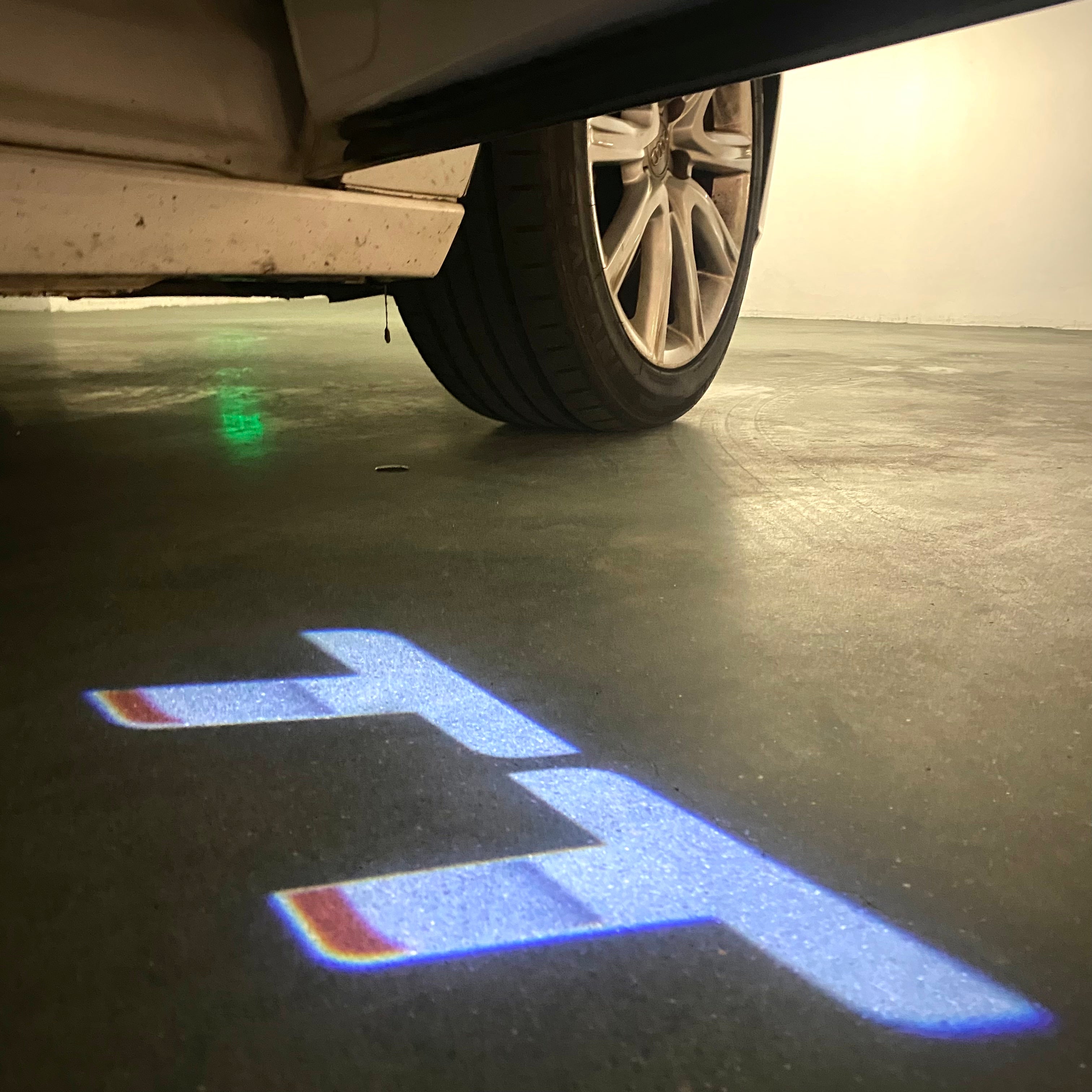 AUDI LOGO PROJECTOT LIGHTS Nr.120 (الكمية 1 = 2 Logo Films /2 أضواء الباب)