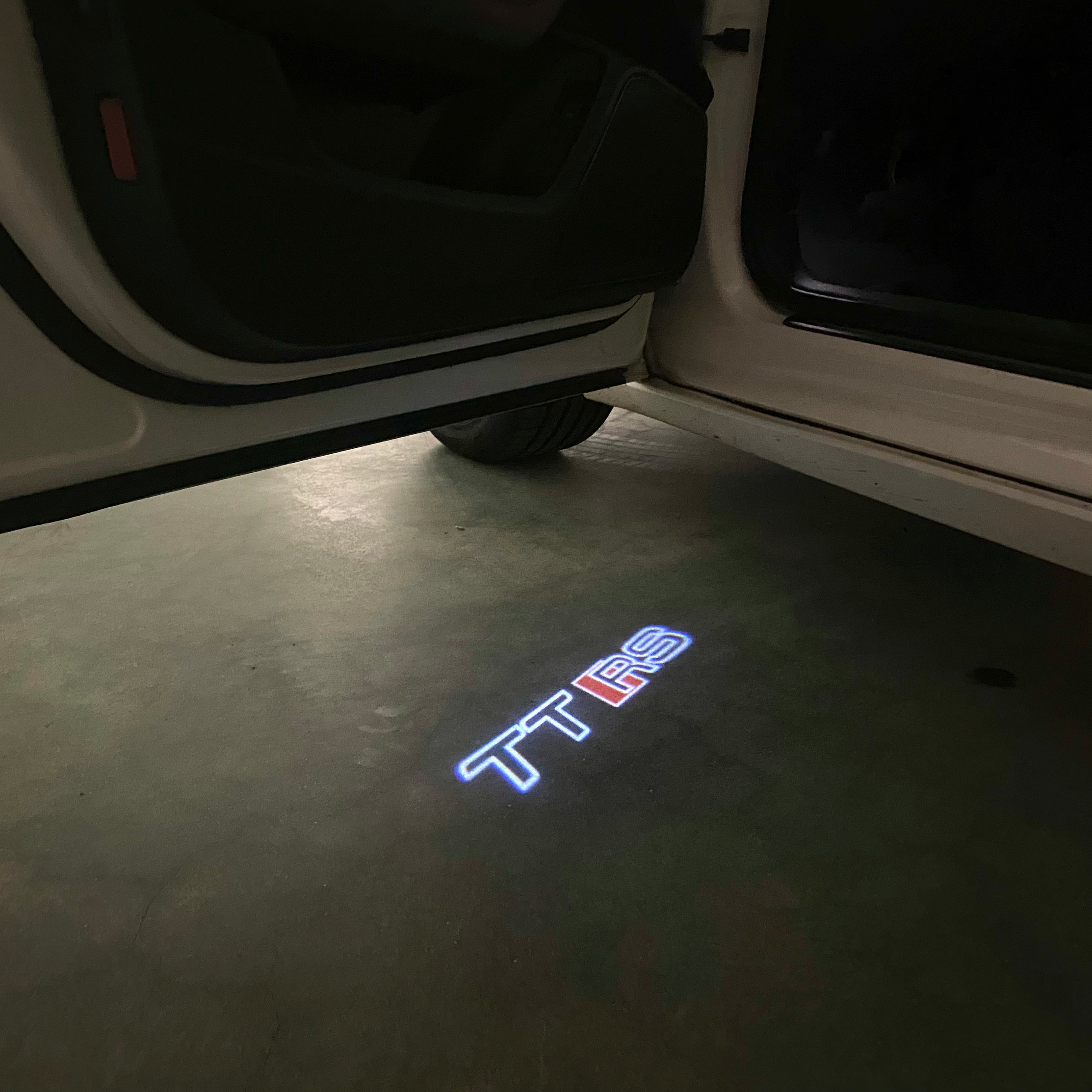 AUDI LOGO PROJECTOT LIGHTS Nr.120 (الكمية 1 = 2 Logo Films /2 أضواء الباب)