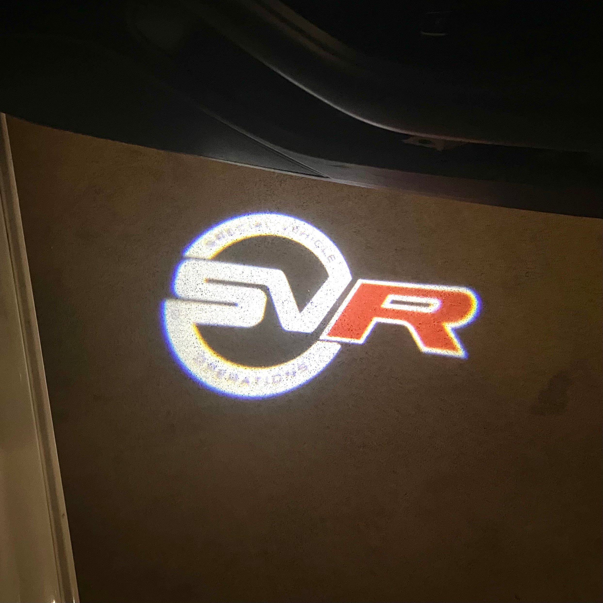 Land Rover LOGO PROJECROTR LIGHTS Nr.04 (الكمية 1 = 1 مجموعة / 2 أضواء باب)