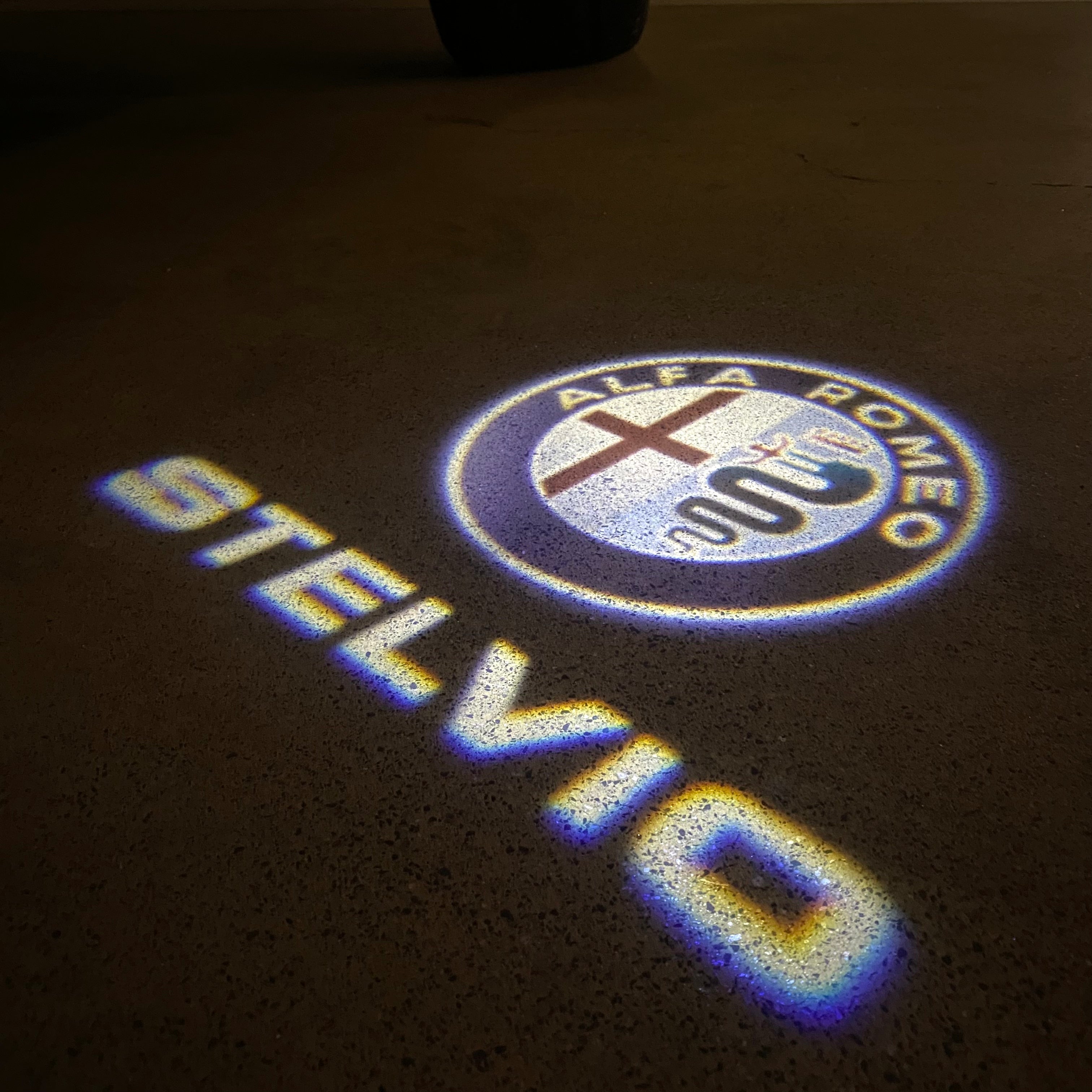 Alfa Romeo Stelvio LOGO PROJECTOT LIGHTS Nr.95 (quantité 1 = 2 Logo Film / 2 feux de porte)