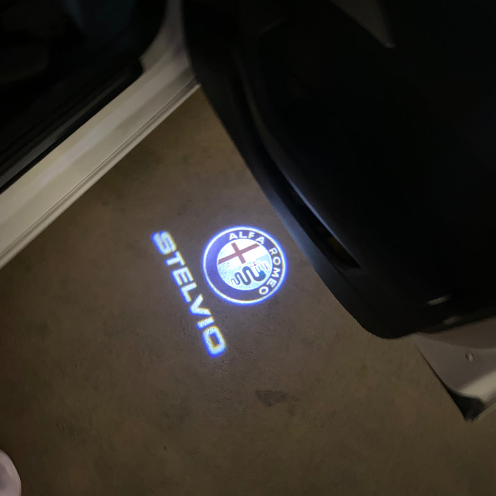 Alfa Romeo Stelvio LOGO PROJECTOT LIGHTS Nr.95 (cantidad 1 = 2 logo película / 2 luces de puerta)