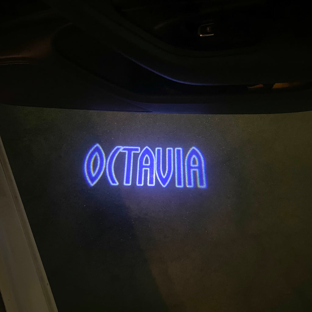 LUCI PROIETTORI LOGO SKODA Nr.102 (quantità 1 = 2 Logo Film / 2 luci porta)