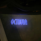 LUCI PROIETTORI LOGO SKODA Nr.102 (quantità 1 = 2 Logo Film / 2 luci porta)