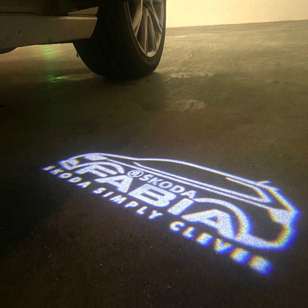 SKODA FABIA 6Y LOGO PROJECTOT LIGHTS Nr.19 (quantité 1 = 2 Logo Films /2 feux de porte)