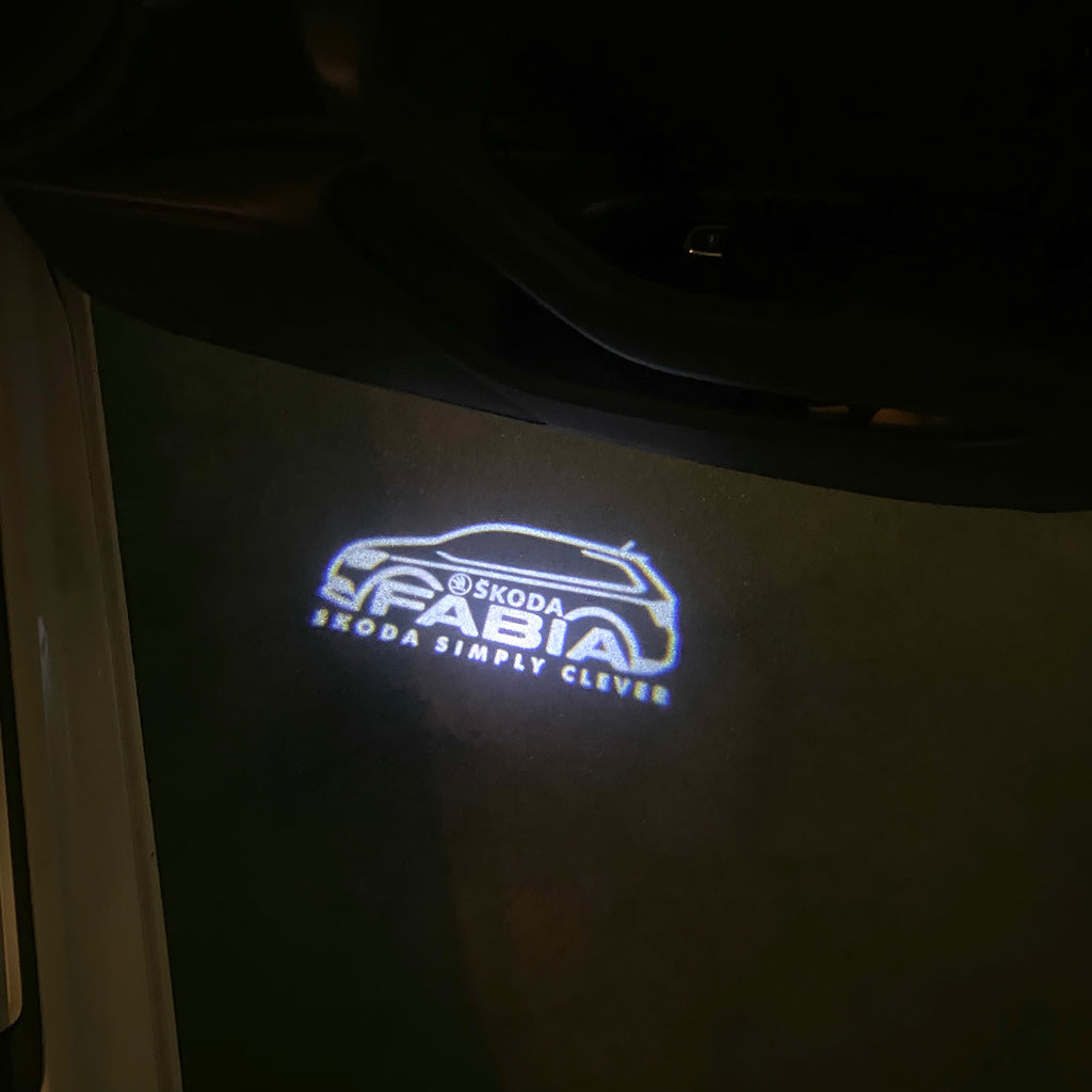 SKODA FABIA 6Y LOGO PROJECTOT LIGHTS Nr.19 (quantité 1 = 2 Logo Films /2 feux de porte)
