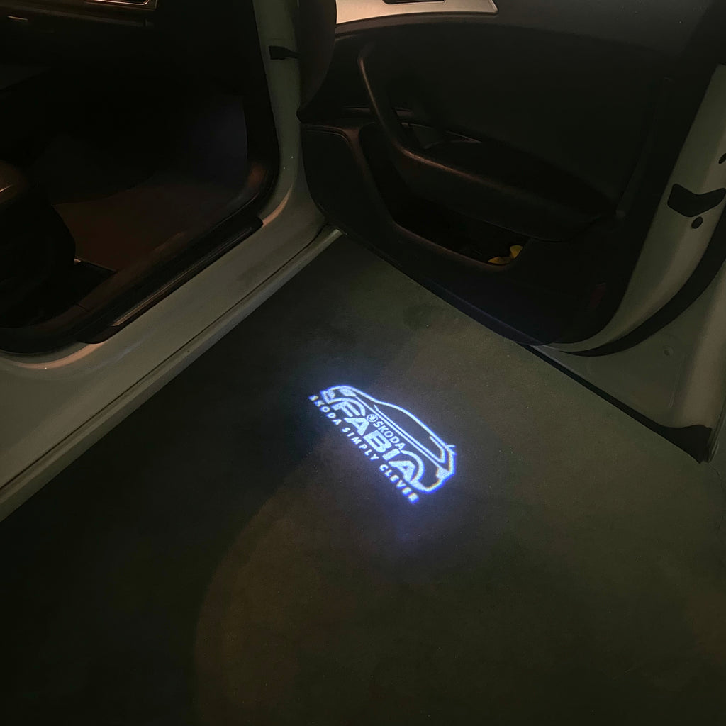 SKODA FABIA 6Y LOGO PROJECTOT LIGHTS Nr.19 (quantité 1 = 2 Logo Films /2 feux de porte)