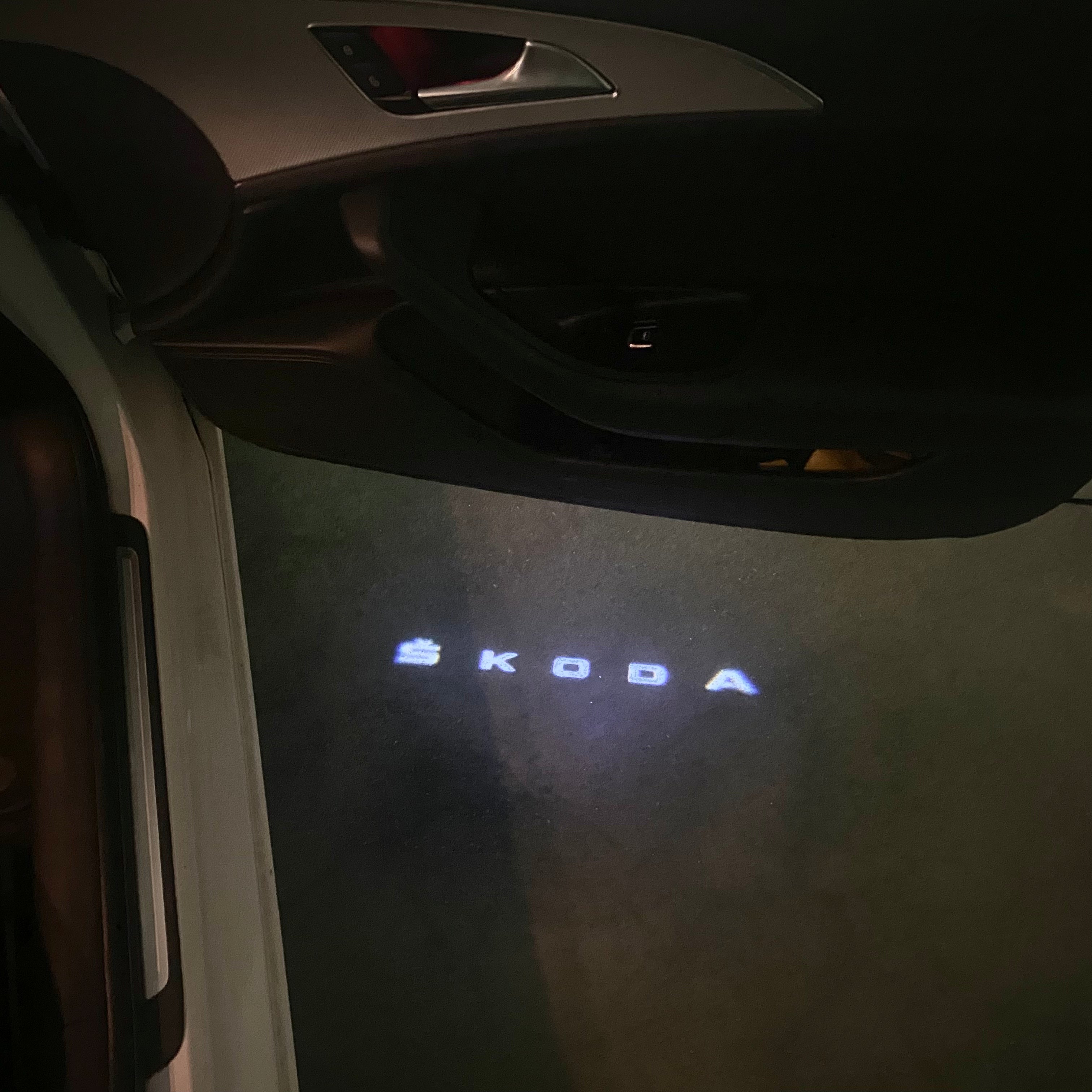 SKODA LOGO PROJECTOT LIGHTS Nr.248 (الكمية 1 = 2 شعار الأفلام / 2 أضواء الباب)