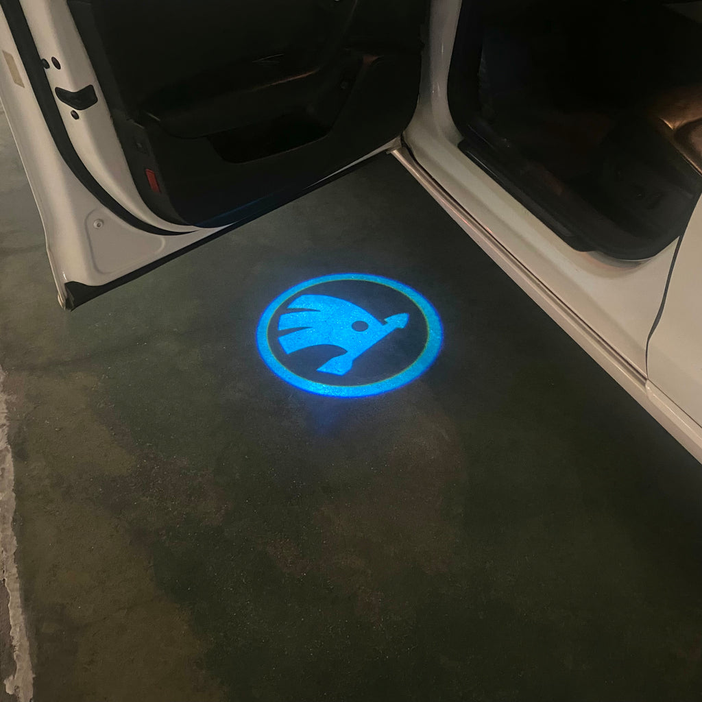 SKODA LOGO PROJECTOR LIGHTS Nr.81 (Menge 1 = 2 Logo Film / 2 Türlichter)