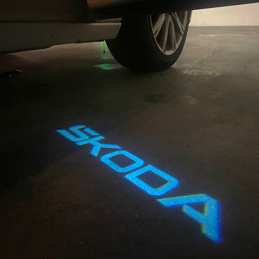 LUCI PROIETTORI LOGO SKODA Nr.81 (quantità 1 = 2 Logo Film / 2 luci porta)