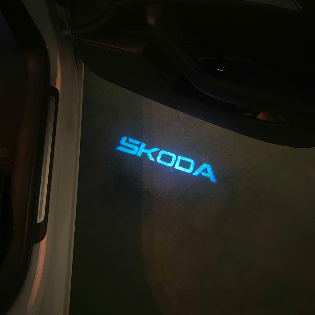 LUCI PROIETTORI LOGO SKODA Nr.81 (quantità 1 = 2 Logo Film / 2 luci porta)