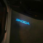 LUCI PROIETTORI LOGO SKODA Nr.81 (quantità 1 = 2 Logo Film / 2 luci porta)