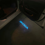 LUCI PROIETTORI LOGO SKODA Nr.81 (quantità 1 = 2 Logo Film / 2 luci porta)