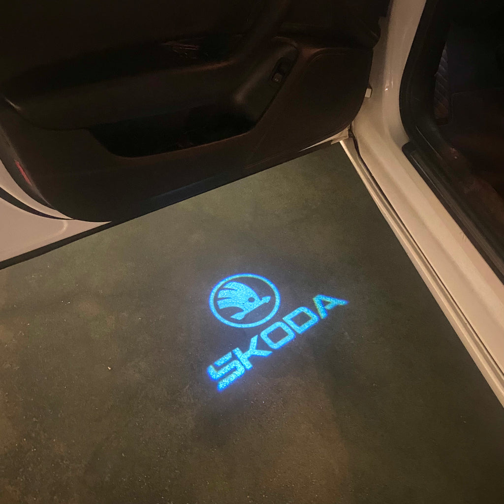 SKODA LOGO PROJECTOR LIGHTS Nr.81 (Menge 1 = 2 Logo Film / 2 Türlichter)