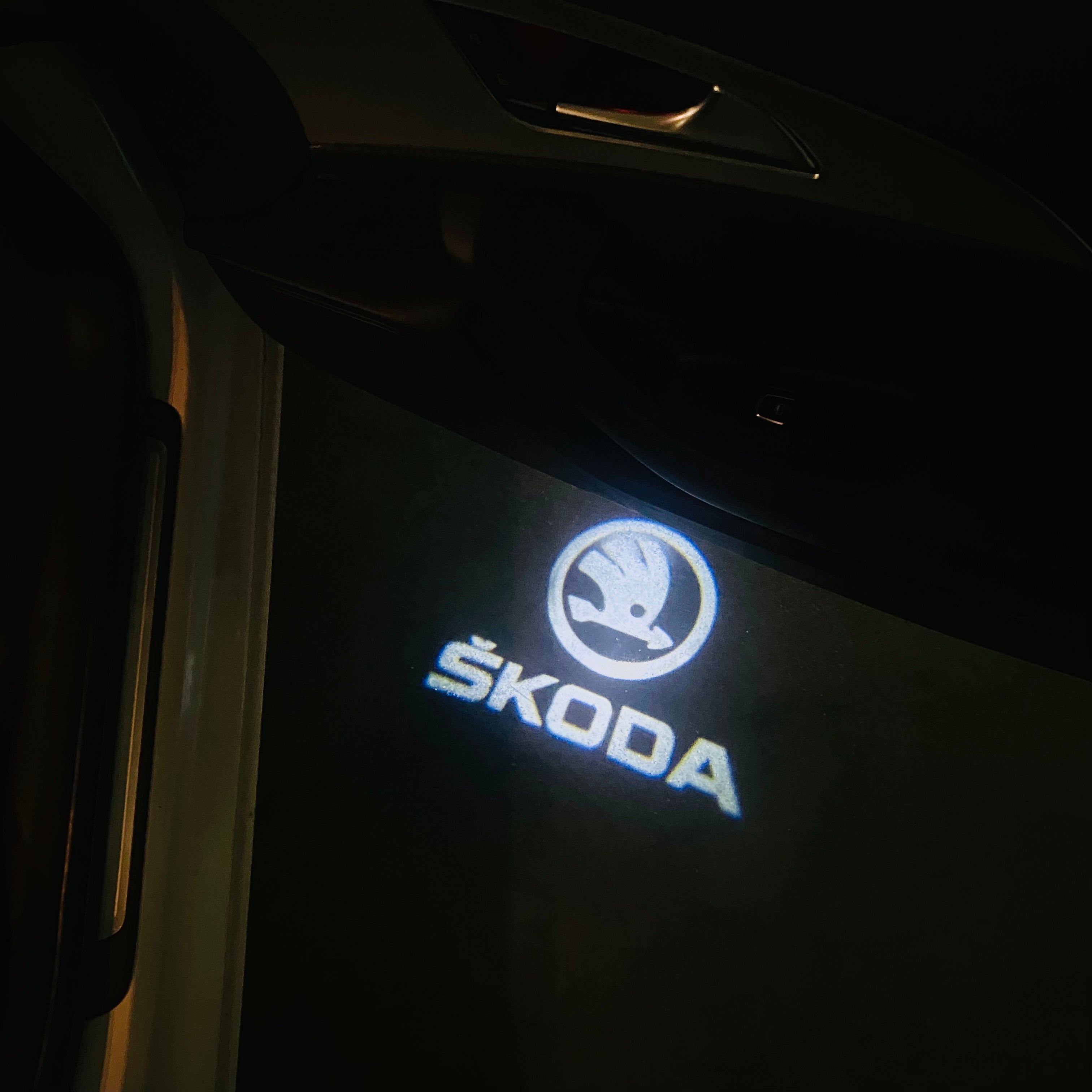 سكودا LOGO PROJECTOR LIGHTS Nr.09 (الكمية 1 = 2 شعار فيلم / 2 مصباح للباب)