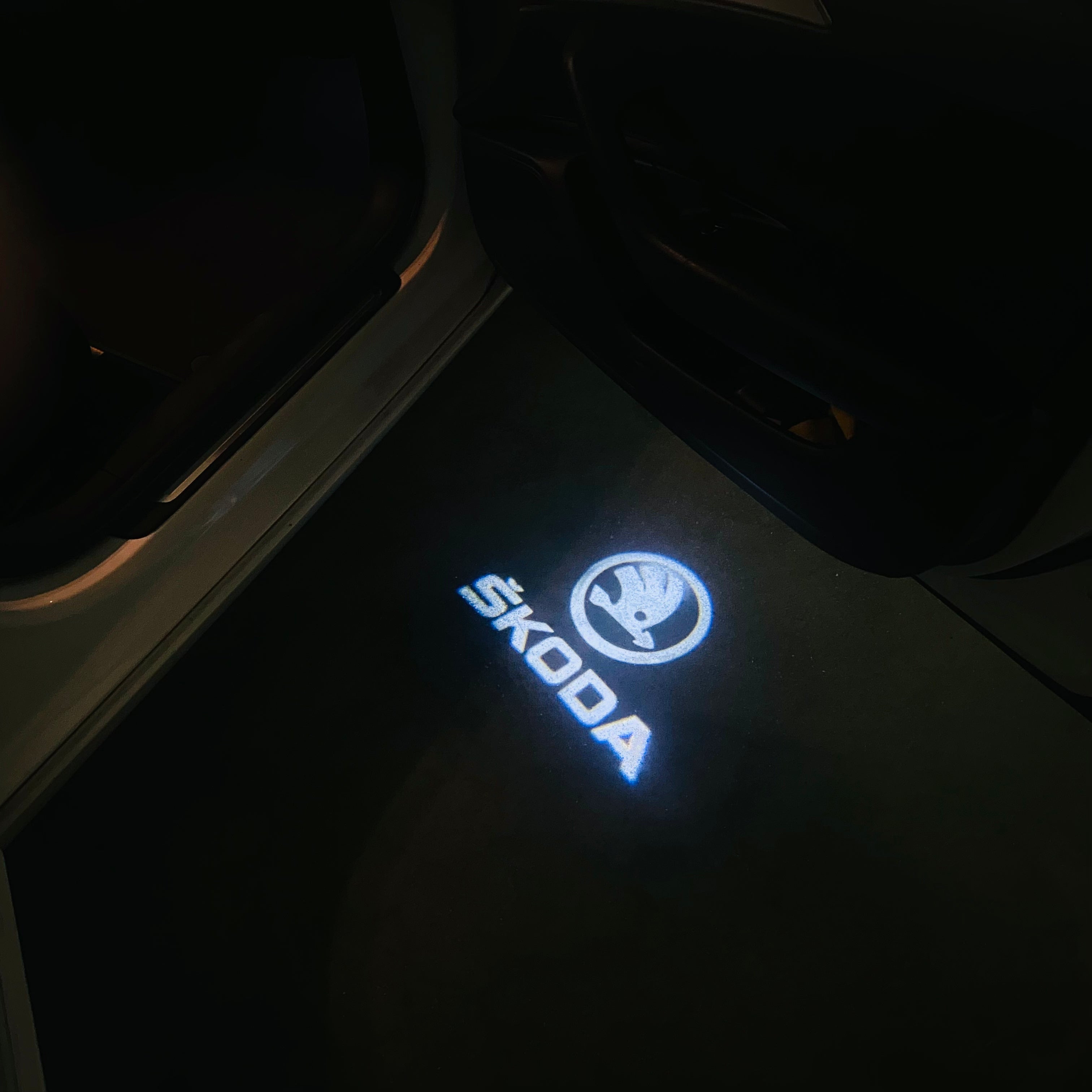 سكودا LOGO PROJECTOR LIGHTS Nr.09 (الكمية 1 = 2 شعار فيلم / 2 مصباح للباب)