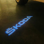 LUCI PROIETTORI LOGO SKODA Nr.81 (quantità 1 = 2 Logo Film / 2 luci porta)