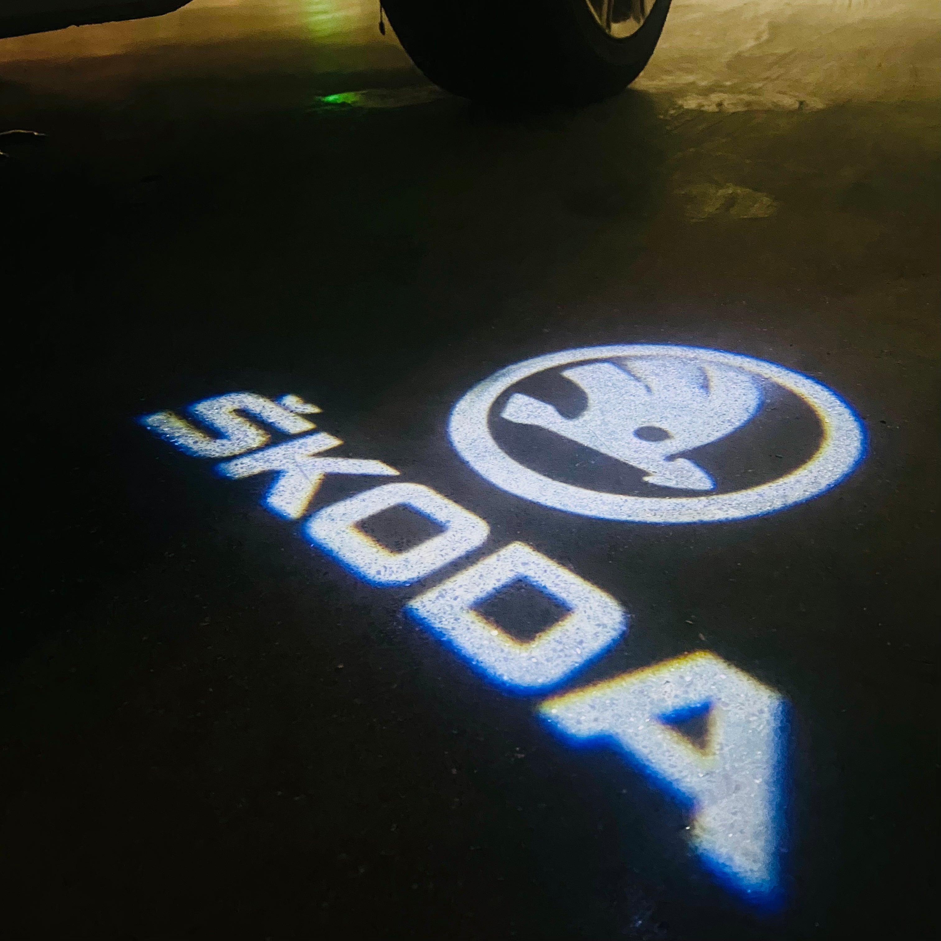 سكودا LOGO PROJECTOR LIGHTS Nr.09 (الكمية 1 = 2 شعار فيلم / 2 مصباح للباب)