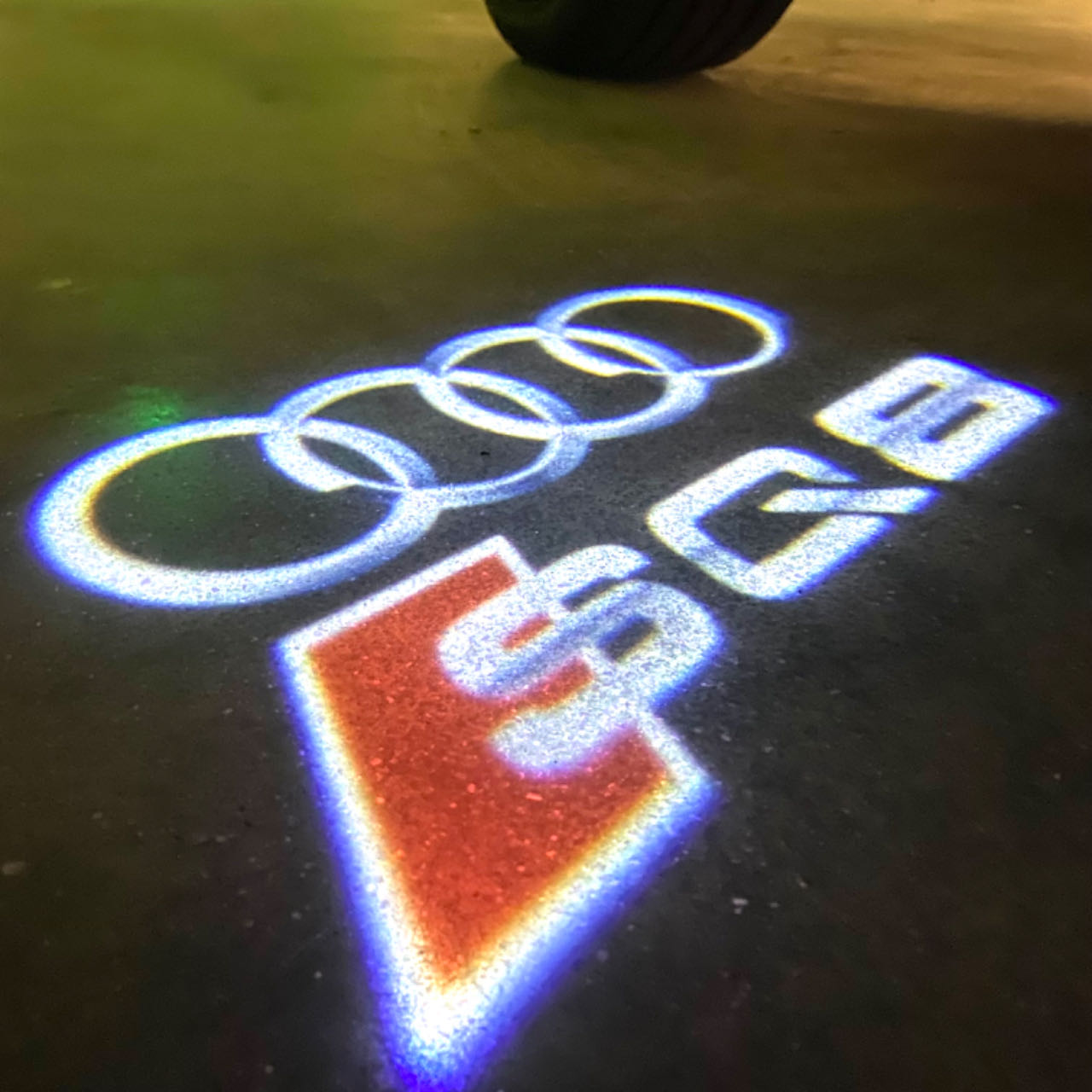 AUDI LOGO PROJECTOT LIGHTS Nr.120 (الكمية 1 = 2 Logo Films /2 أضواء الباب)