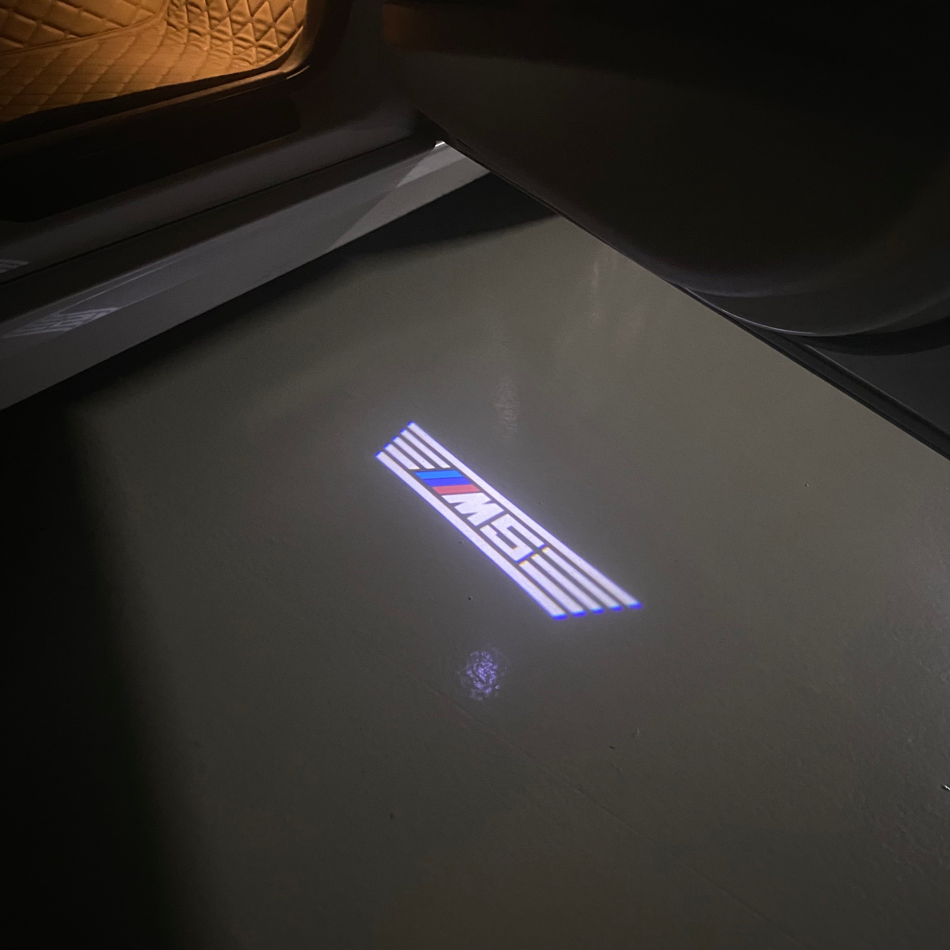 LUCES DE PROYECTOR DEL LOGOTIPO BMW M3 Nr.24 (cantidad 1 = 1 juegos / 2 luces de puerta)