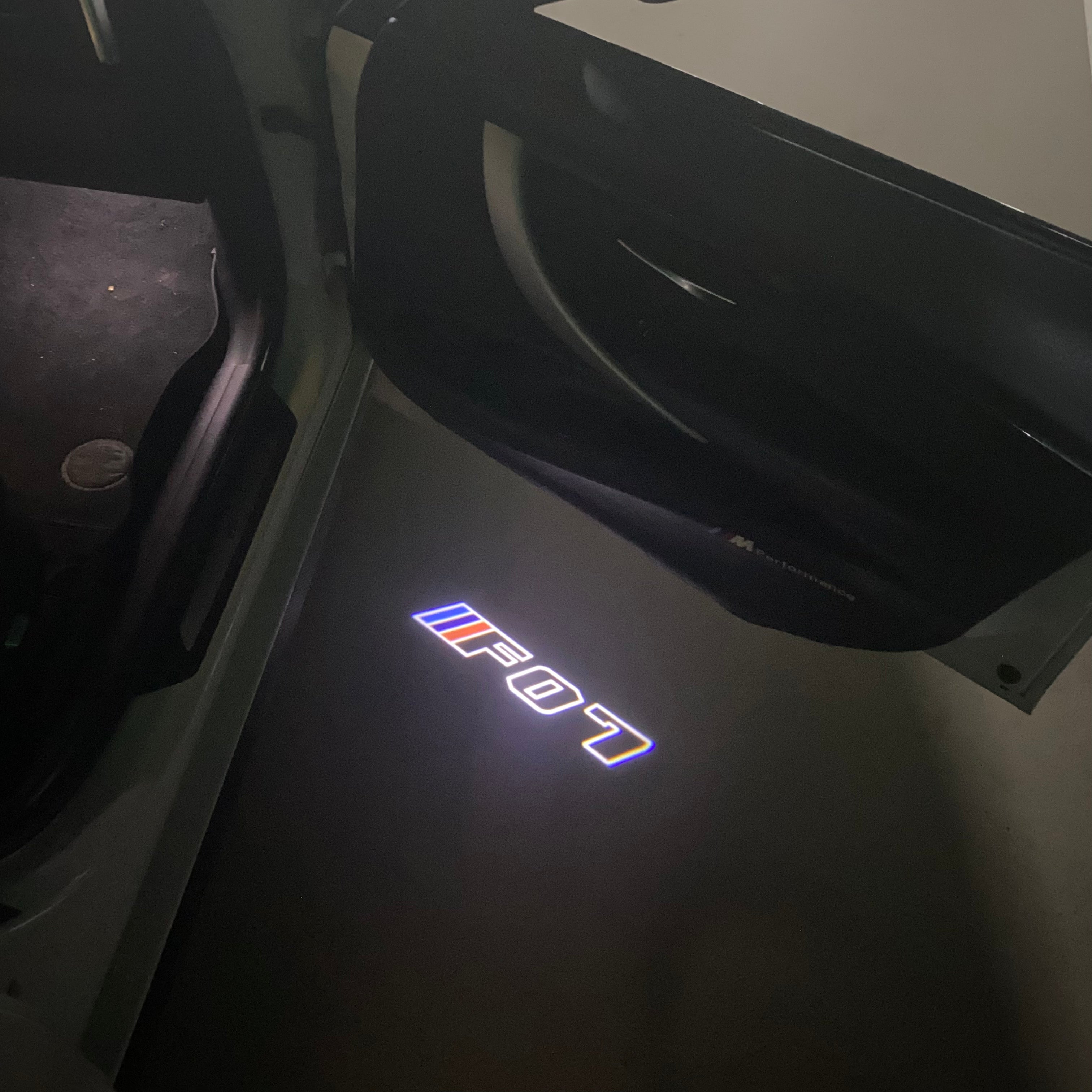ÉCLAIRAGE DE PROJECTEUR BMW M3 LOGO Nr.24 (quantité 1 = 1 jeux / 2 feux de porte)