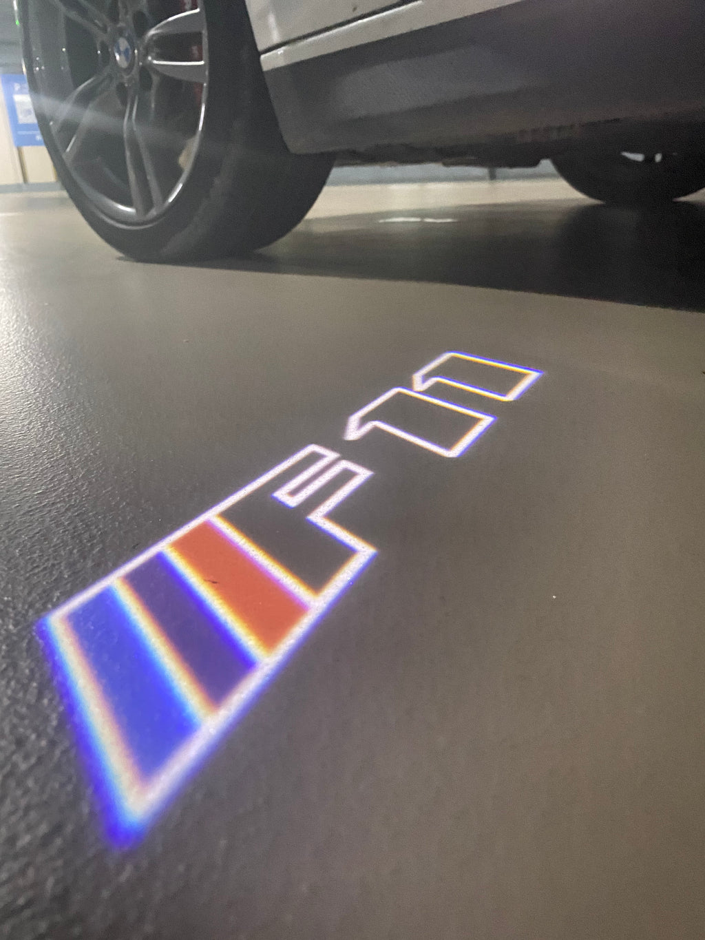 ÉCLAIRAGE DE PROJECTEUR BMW M3 LOGO Nr.24 (quantité 1 = 1 jeux / 2 feux de porte)