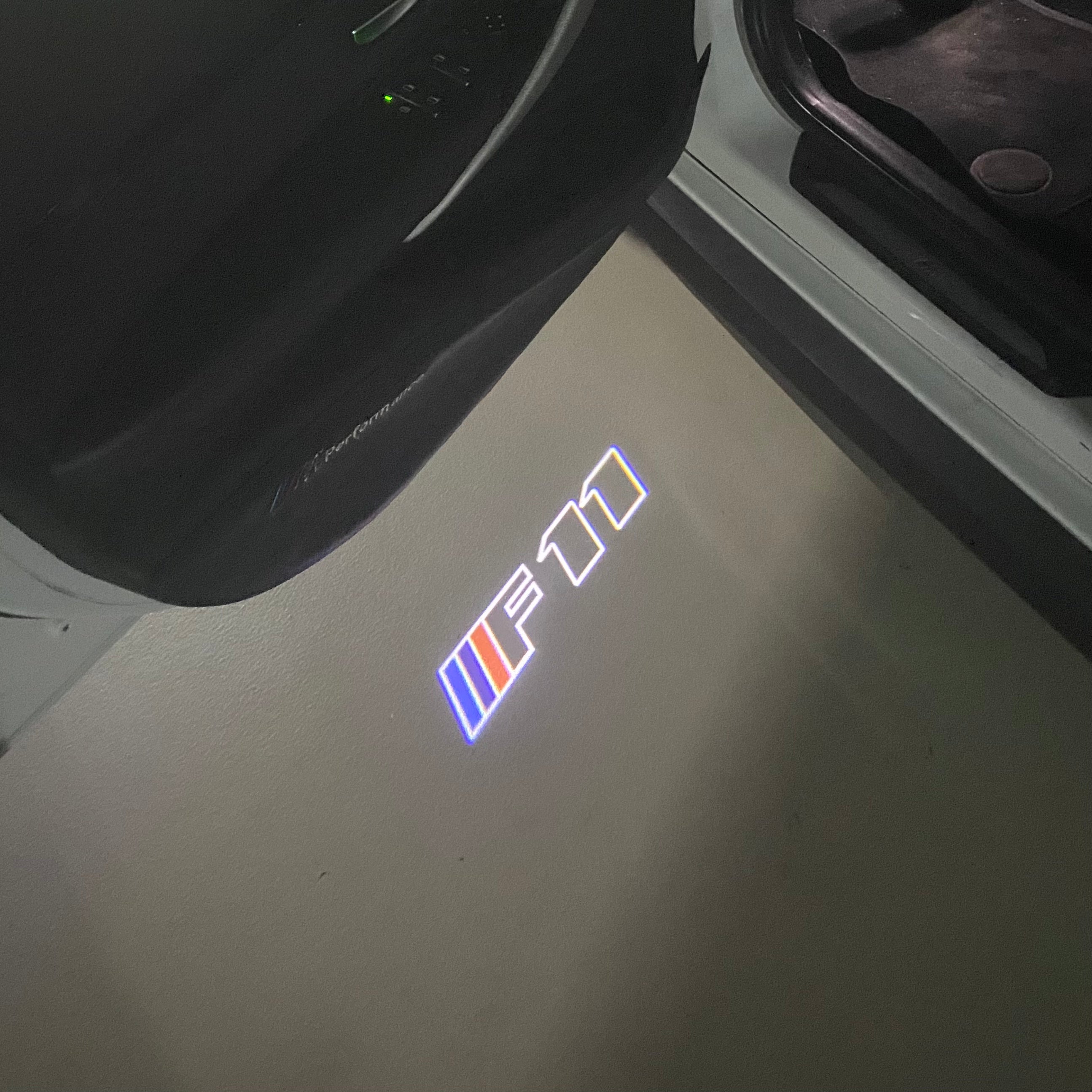 ÉCLAIRAGE DE PROJECTEUR BMW M3 LOGO Nr.24 (quantité 1 = 1 jeux / 2 feux de porte)
