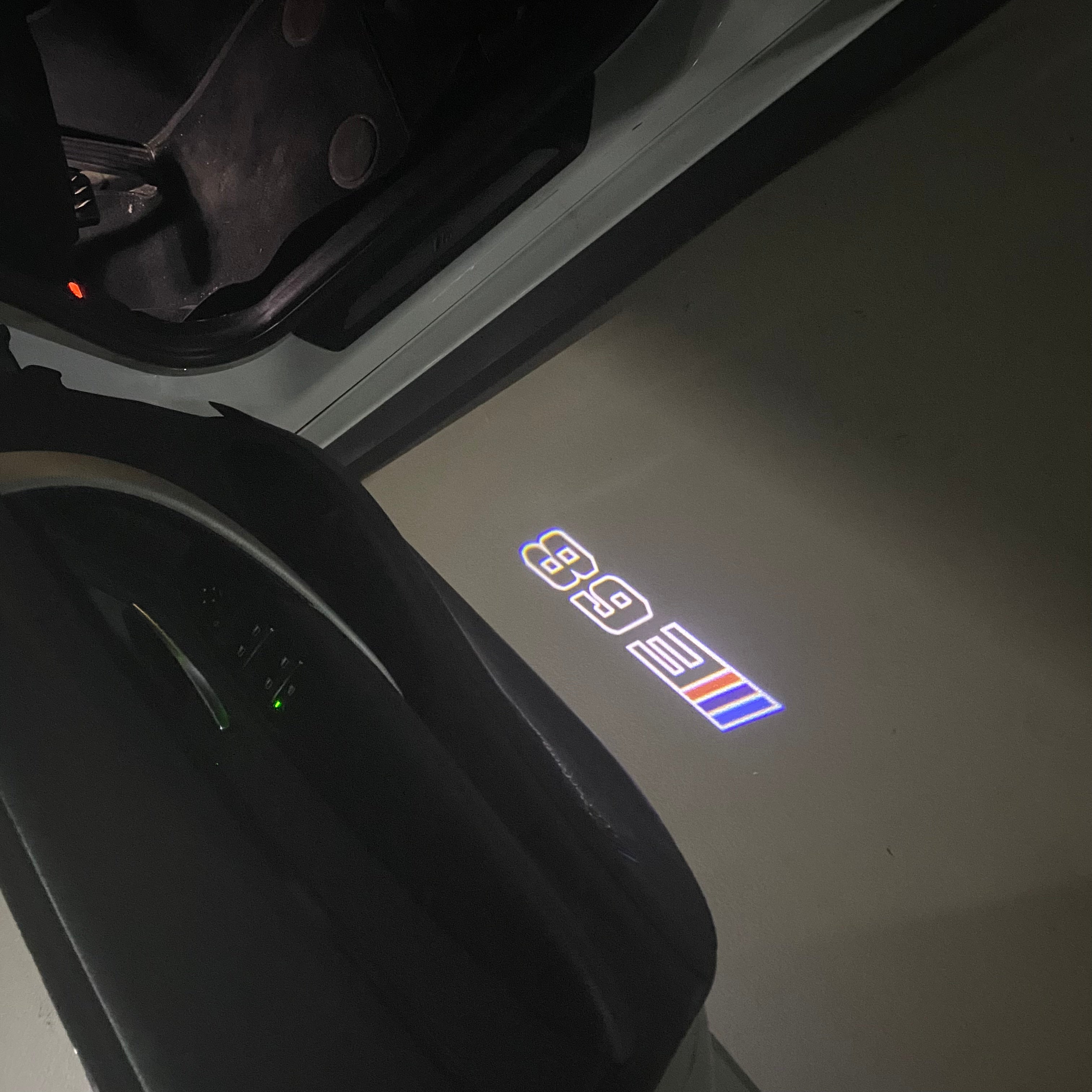 LUCES DE PROYECTOR DEL LOGOTIPO BMW M3 Nr.24 (cantidad 1 = 1 juegos / 2 luces de puerta)