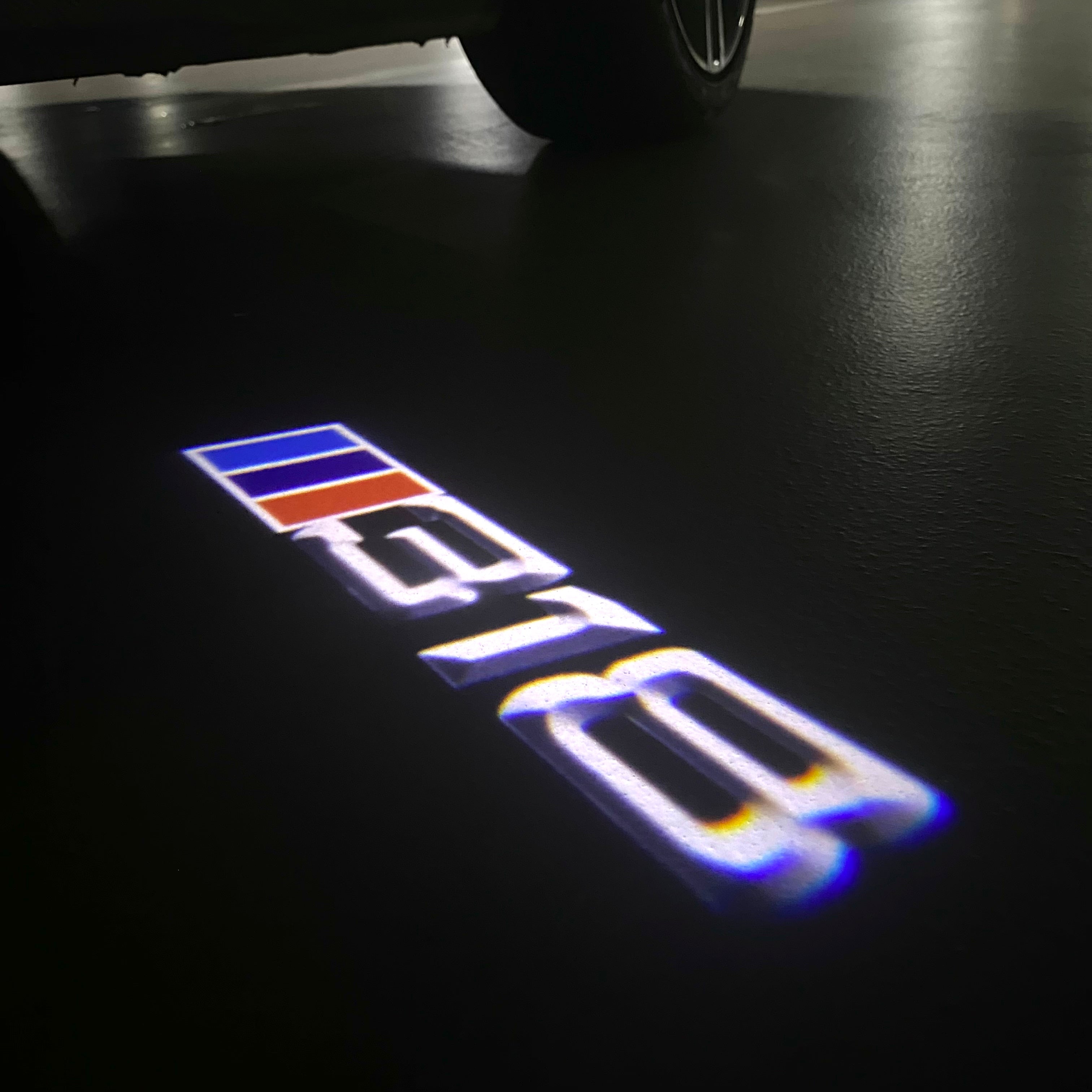 LUCES DE PROYECTOR DEL LOGOTIPO BMW M3 Nr.24 (cantidad 1 = 1 juegos / 2 luces de puerta)