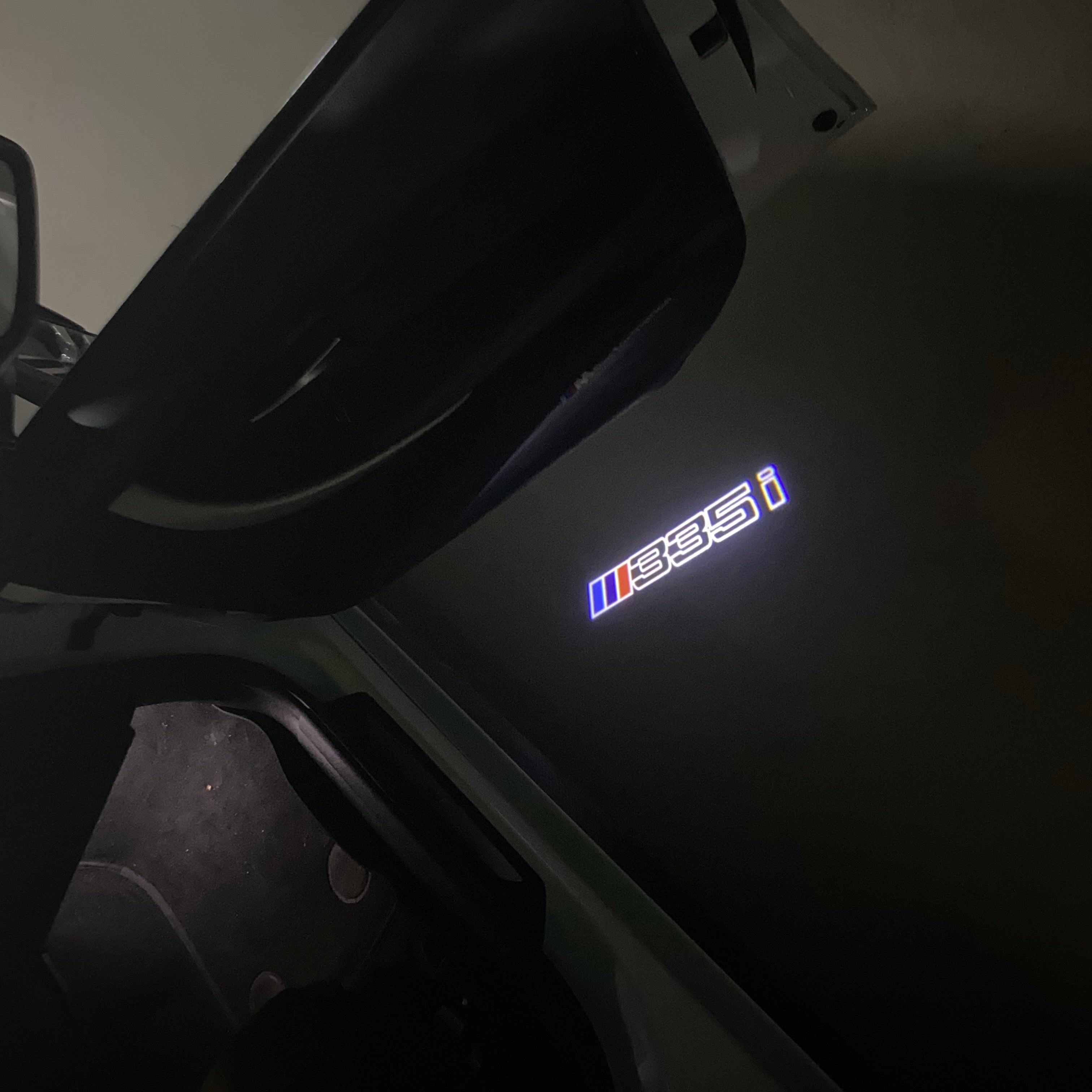 ÉCLAIRAGE DE PROJECTEUR BMW M3 LOGO Nr.24 (quantité 1 = 1 jeux / 2 feux de porte)