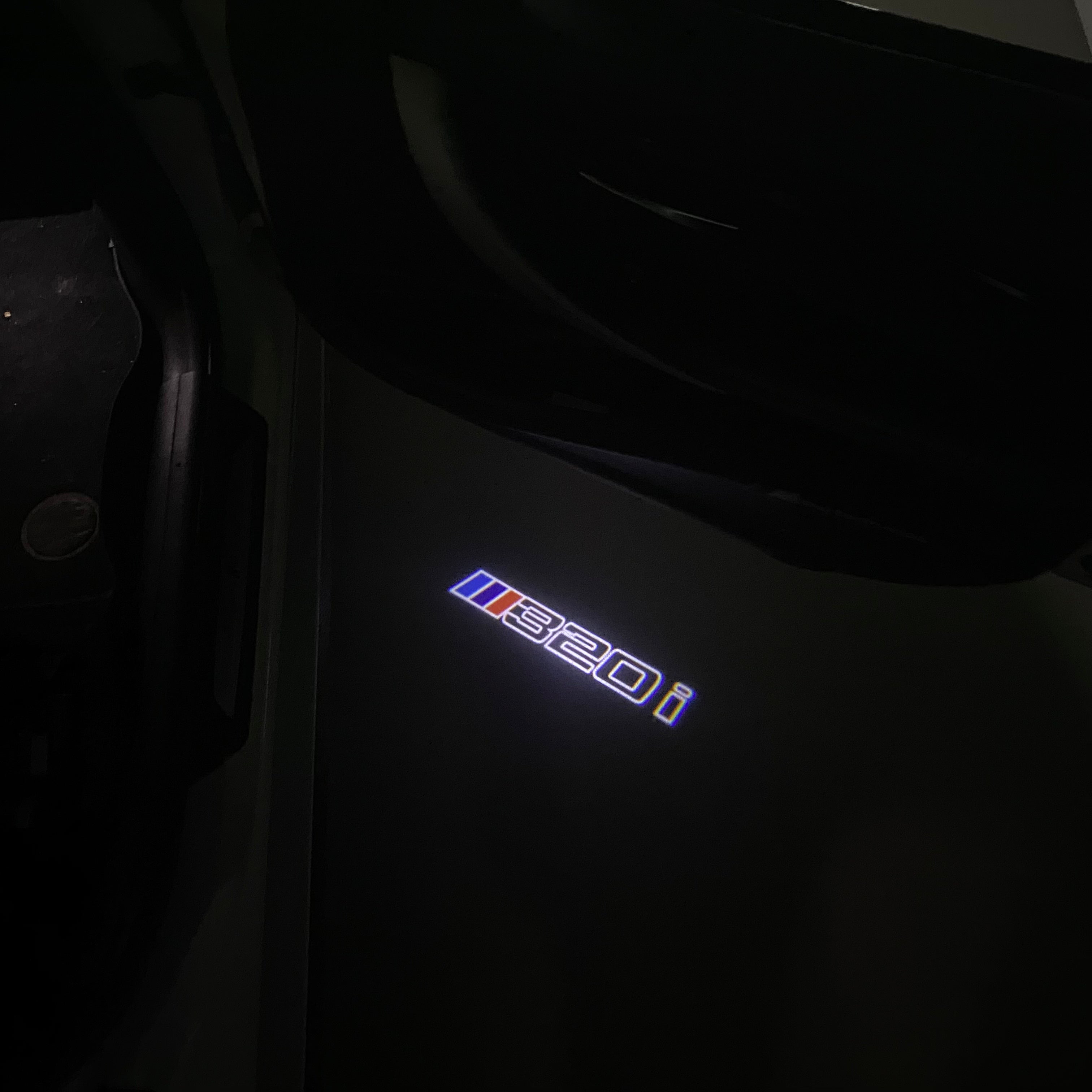 ÉCLAIRAGE DE PROJECTEUR BMW M3 LOGO Nr.24 (quantité 1 = 1 jeux / 2 feux de porte)