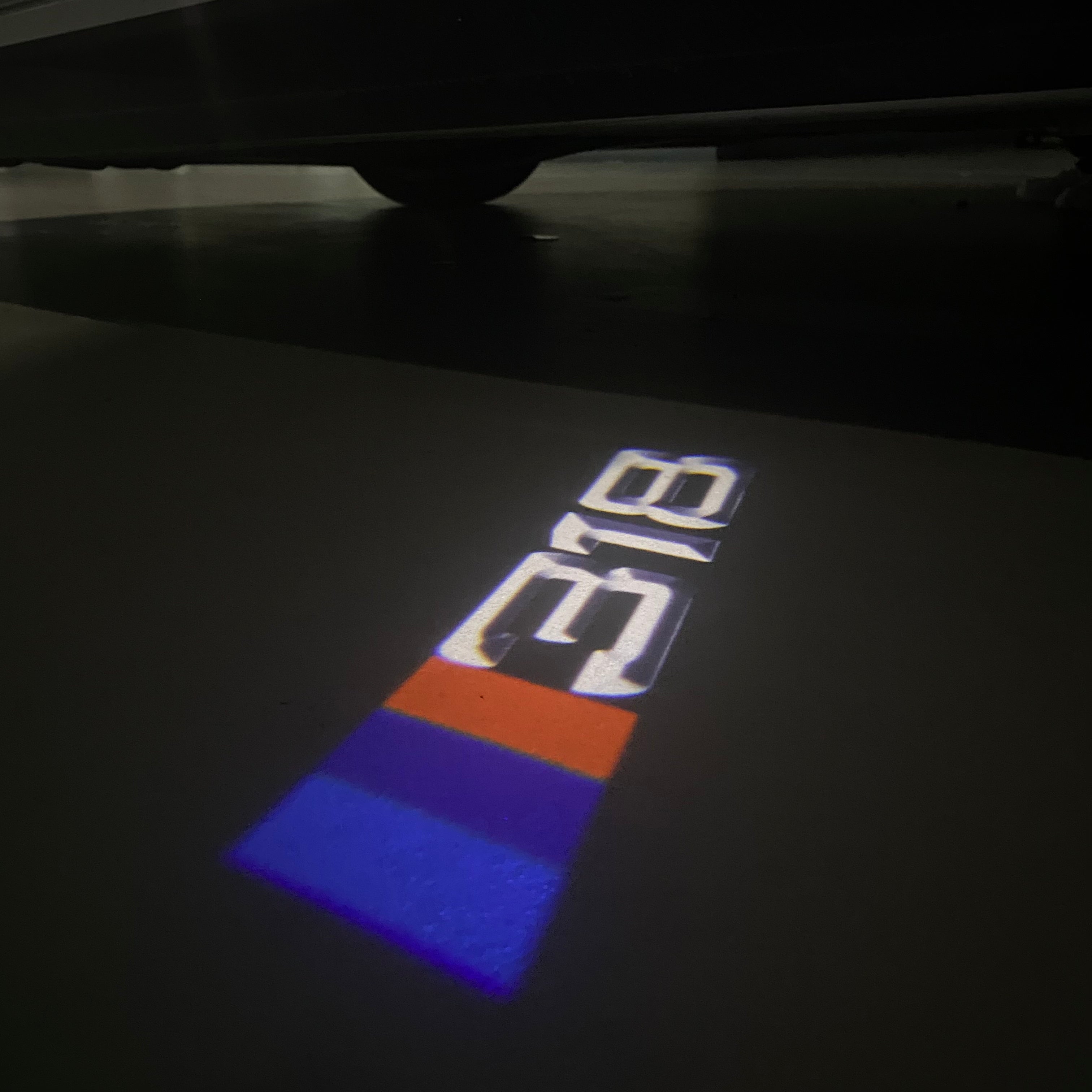 LUCES DE PROYECTOR DEL LOGOTIPO BMW M3 Nr.24 (cantidad 1 = 1 juegos / 2 luces de puerta)