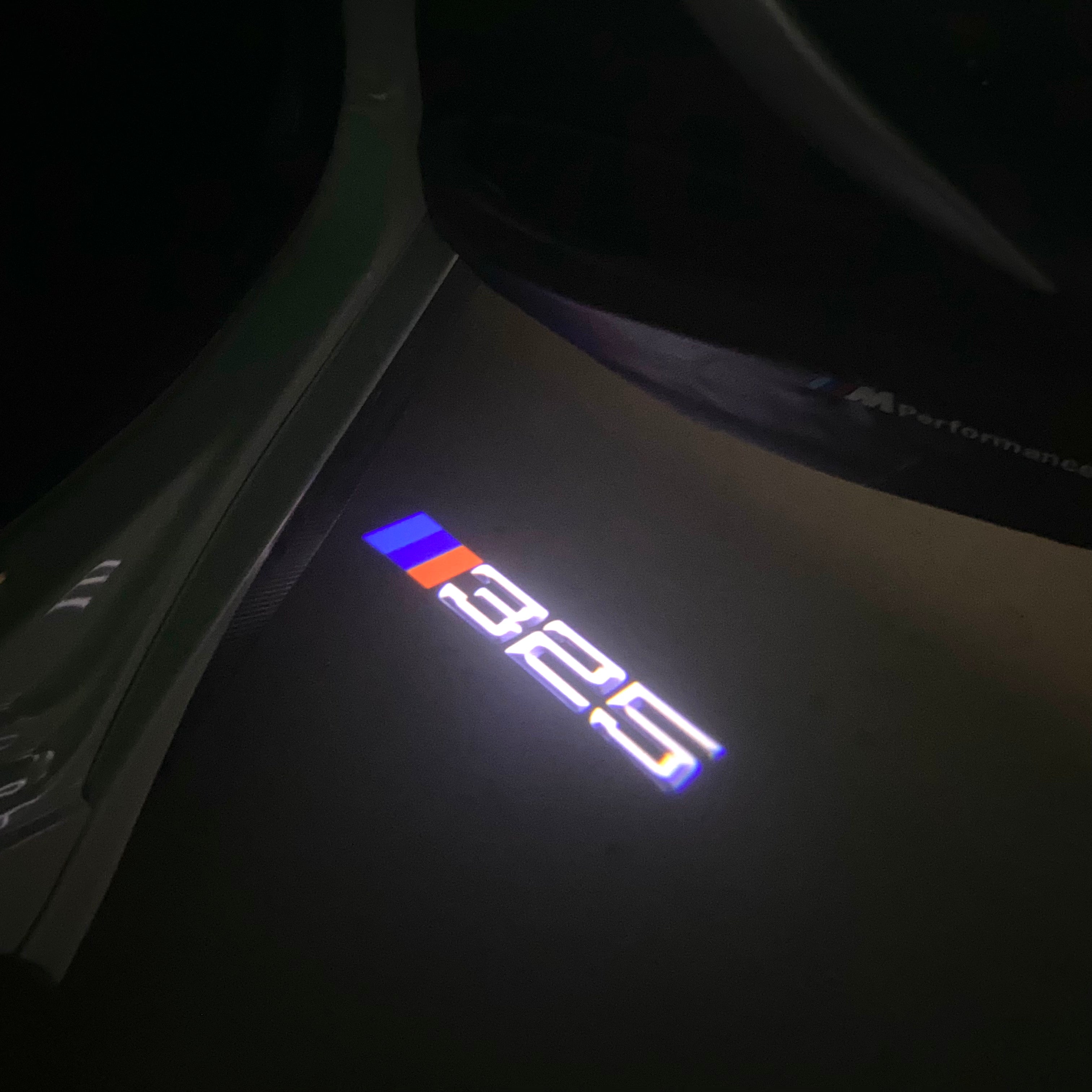 ÉCLAIRAGE DE PROJECTEUR BMW M3 LOGO Nr.24 (quantité 1 = 1 jeux / 2 feux de porte)