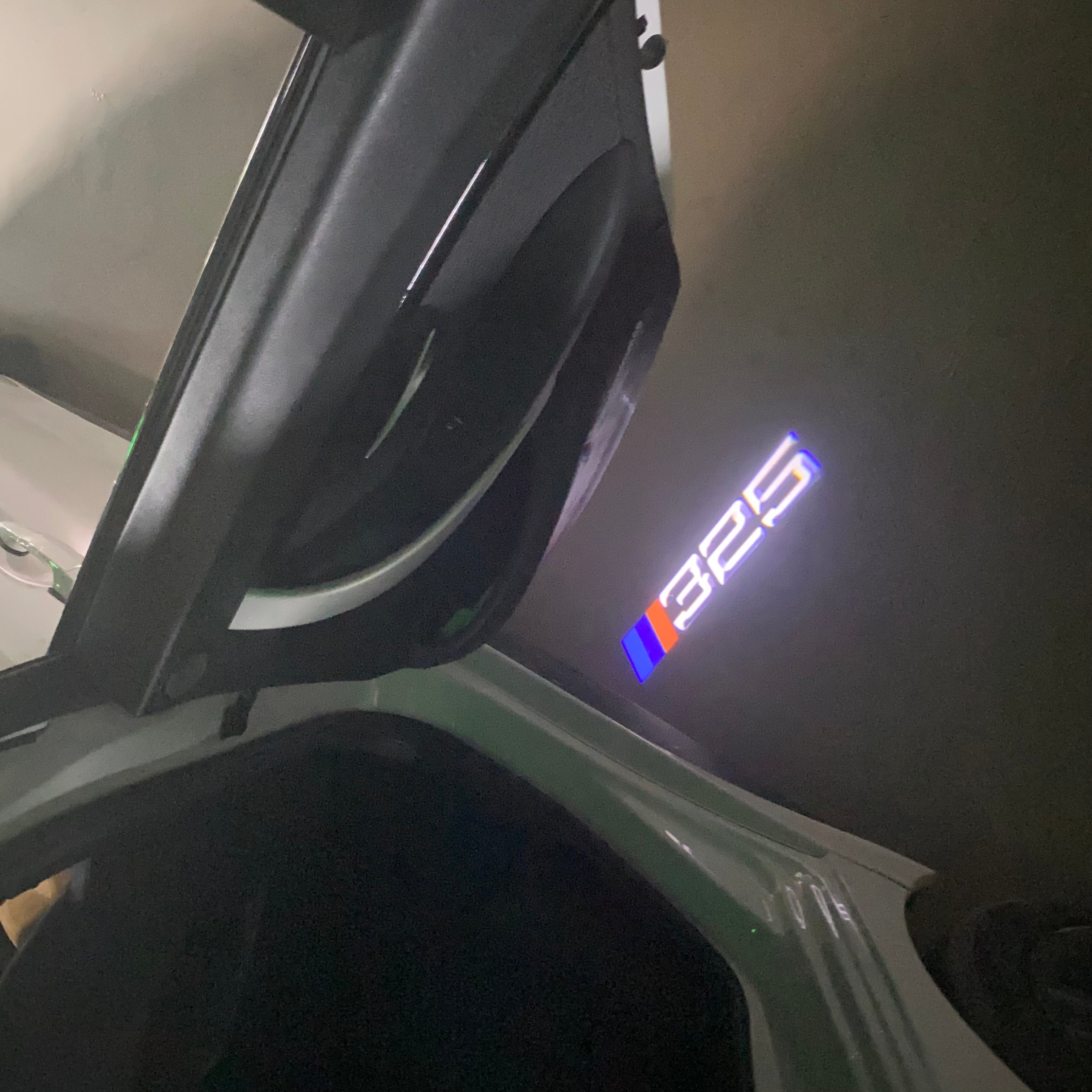 ÉCLAIRAGE DE PROJECTEUR BMW M3 LOGO Nr.24 (quantité 1 = 1 jeux / 2 feux de porte)