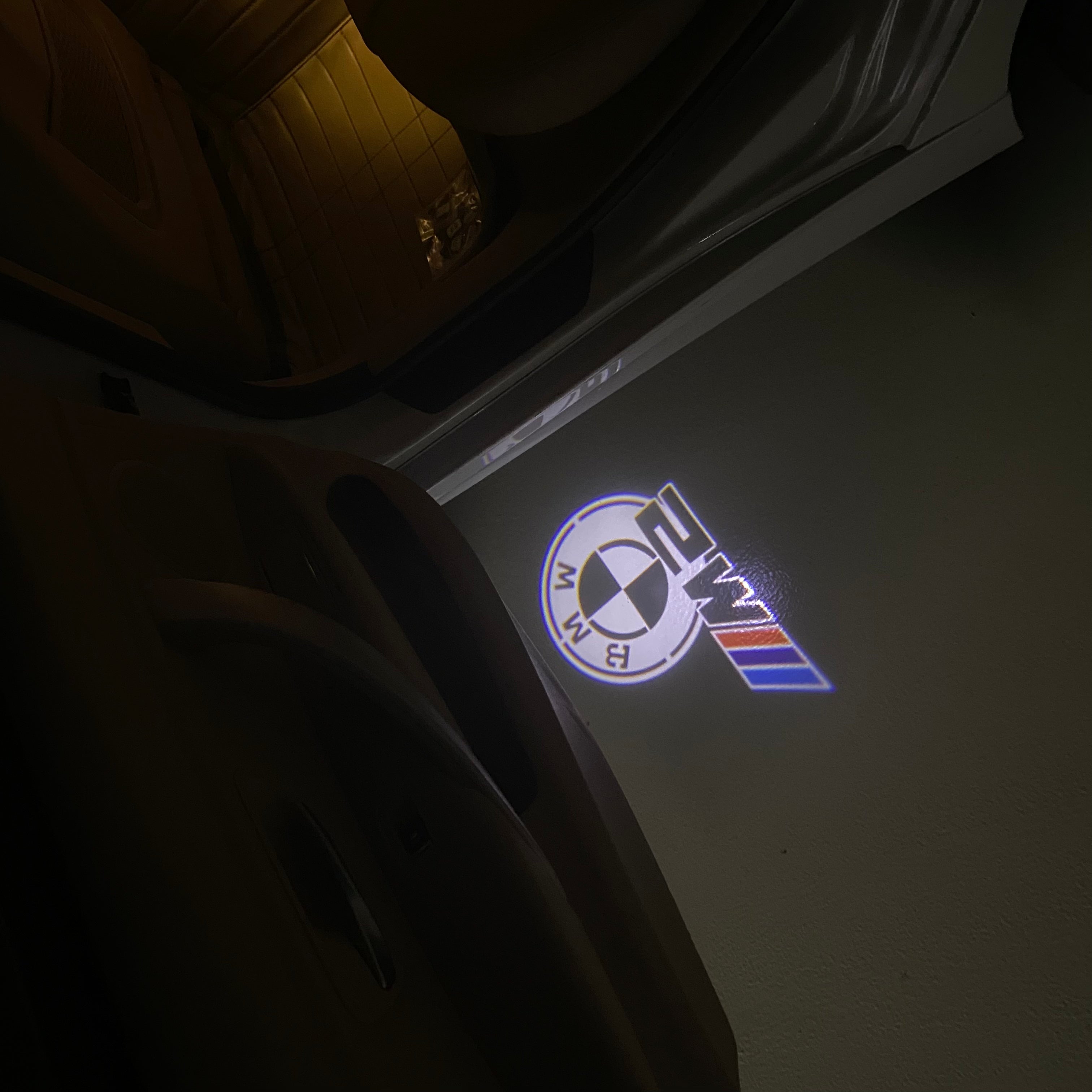 LUCES DE PROYECTOR DEL LOGOTIPO BMW M3 Nr.24 (cantidad 1 = 1 juegos / 2 luces de puerta)