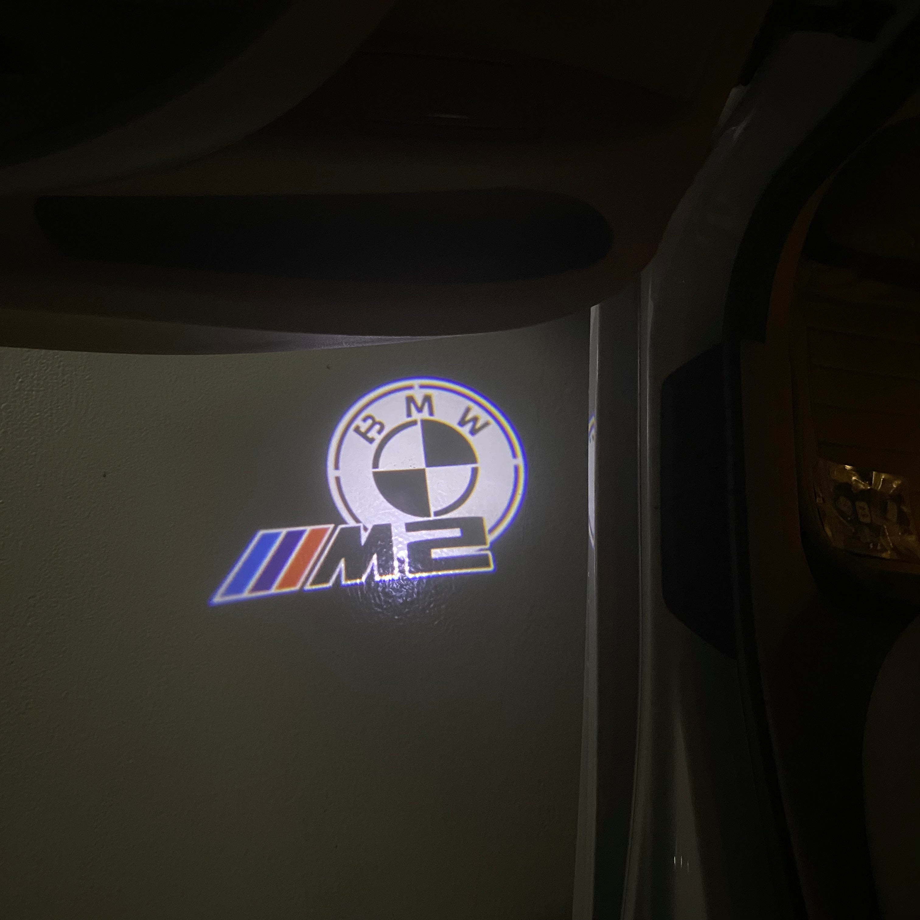 LUCES DE PROYECTOR DEL LOGOTIPO BMW M3 Nr.24 (cantidad 1 = 1 juegos / 2 luces de puerta)