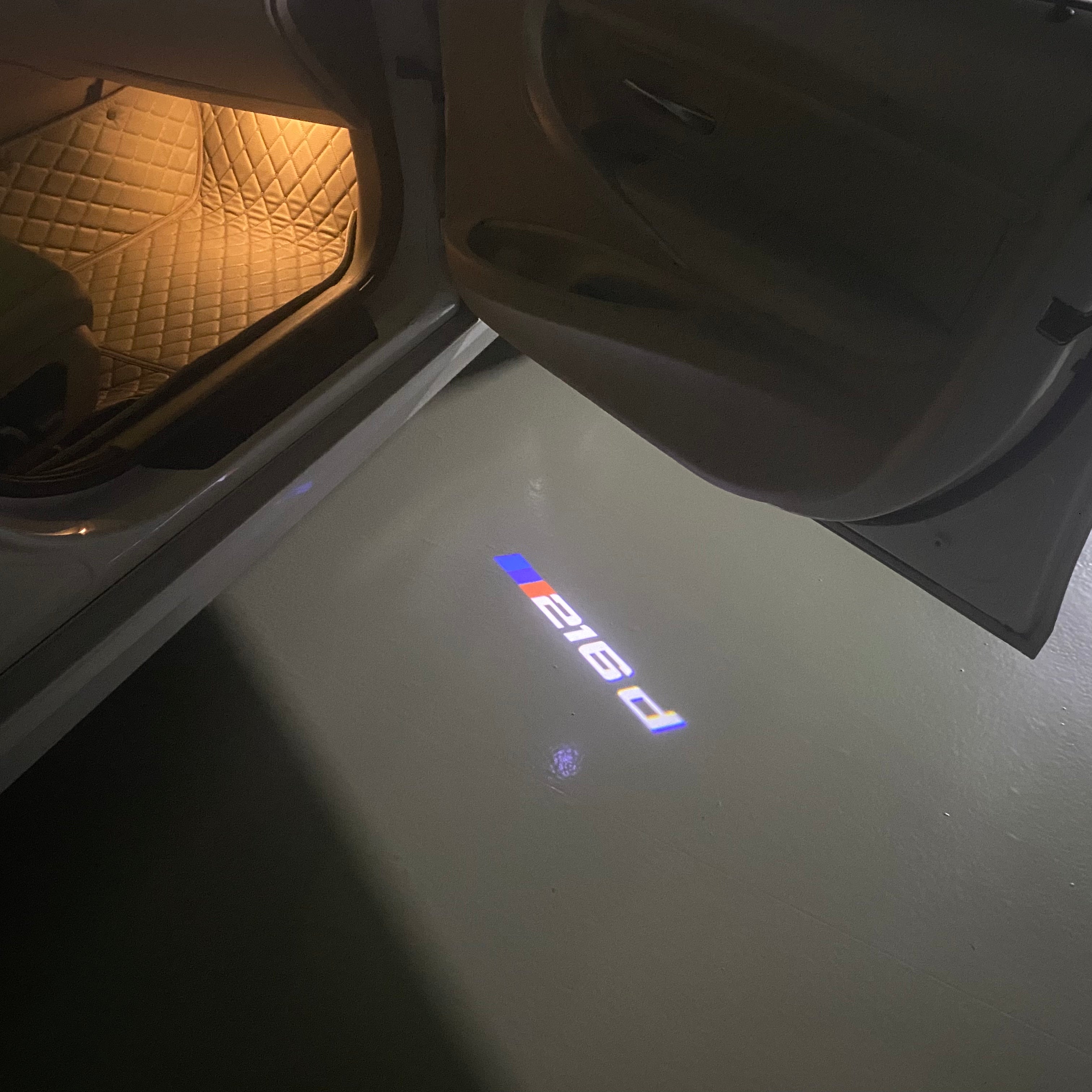 LUCES DE PROYECTOR DEL LOGOTIPO BMW M3 Nr.24 (cantidad 1 = 1 juegos / 2 luces de puerta)