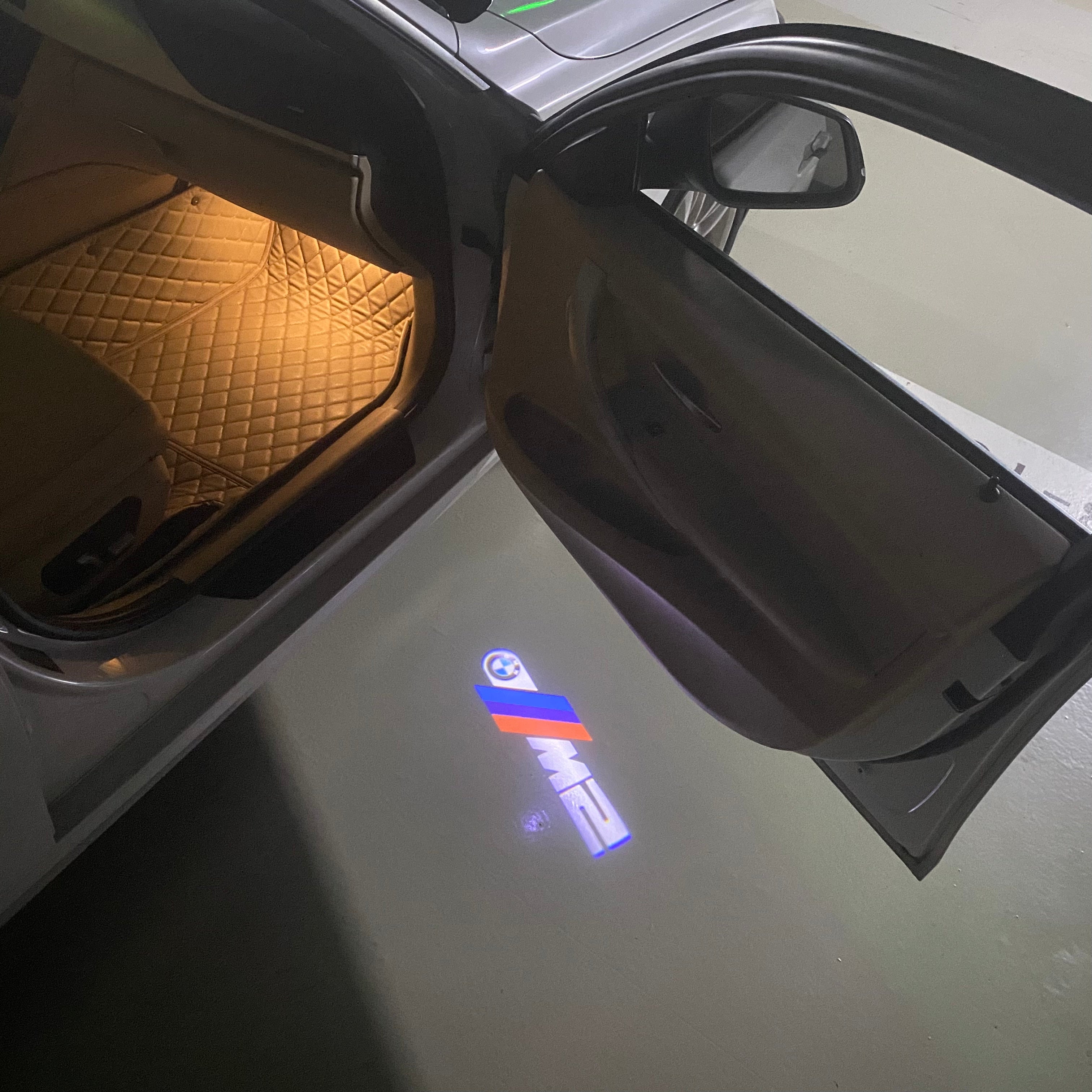 LUCES DE PROYECTOR DEL LOGOTIPO BMW M3 Nr.24 (cantidad 1 = 1 juegos / 2 luces de puerta)